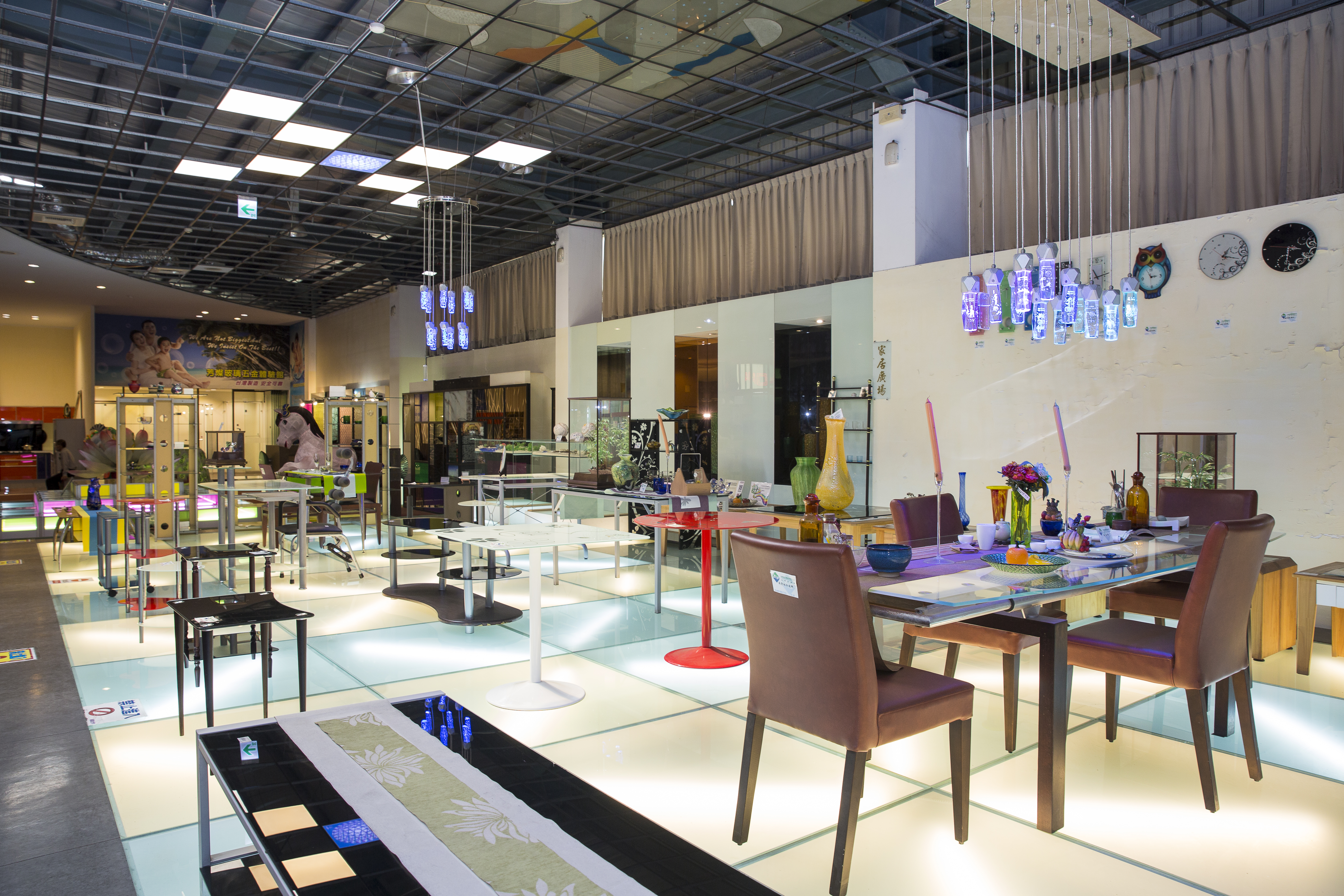 玻璃館集結70多家台灣玻璃廠商產品，以及本土玻璃藝術家作品，聯合展覽並販售。