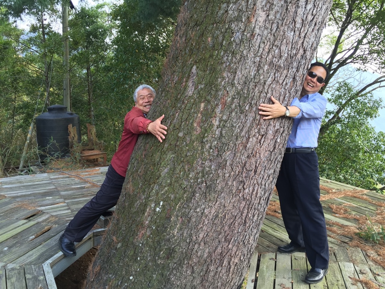 熱愛台灣這塊土地，林肇睢（左）買地造林就花了1.6億元。（台明將提供）