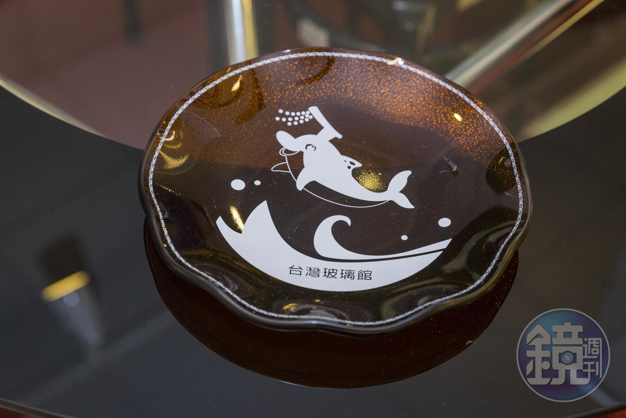 白海豚又稱媽祖魚，台明將觀光工廠推出白海豚圖案的玻璃盤，深受歡迎。