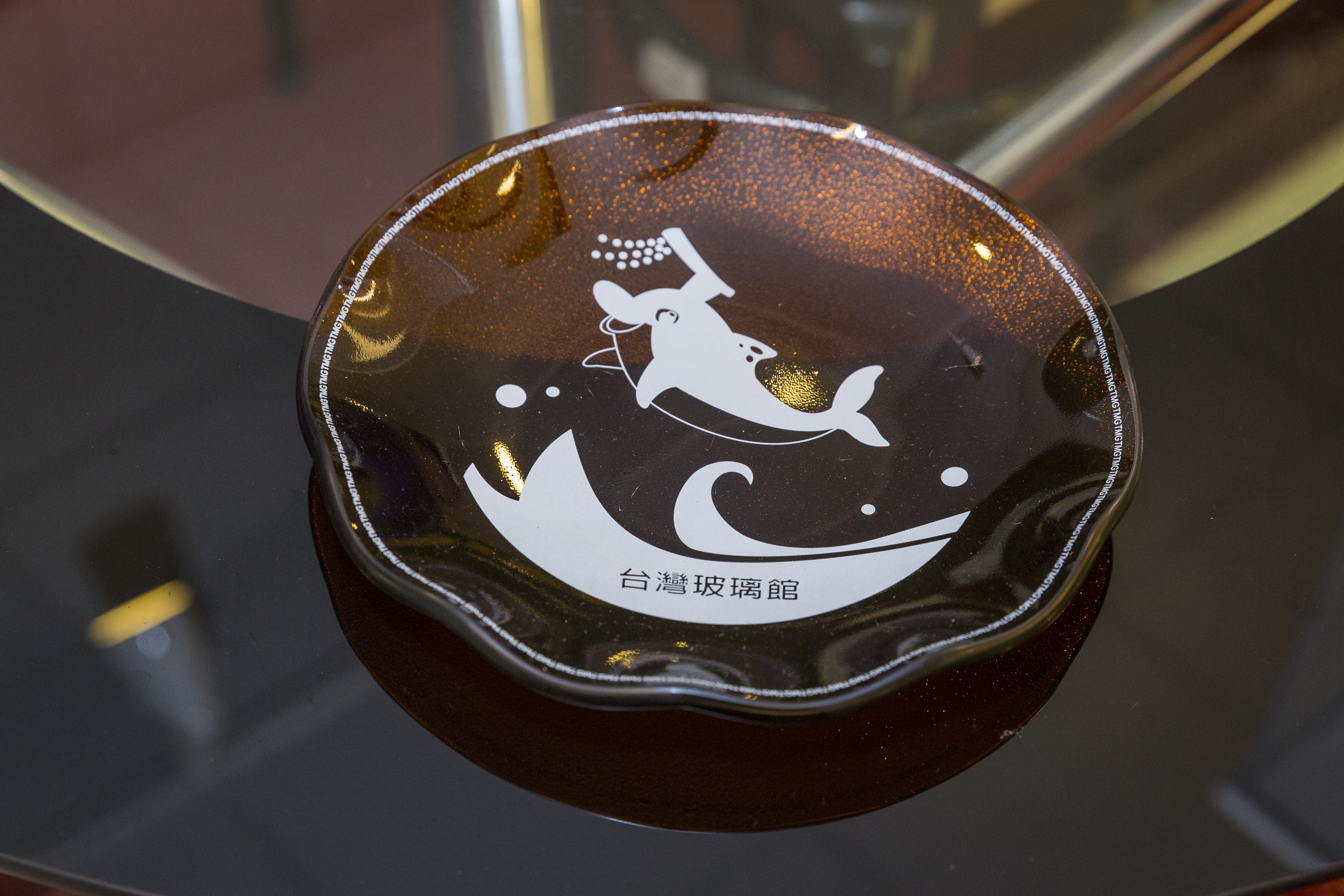 白海豚又稱媽祖魚，台明將觀光工廠推出白海豚圖案的玻璃盤，深受歡迎。