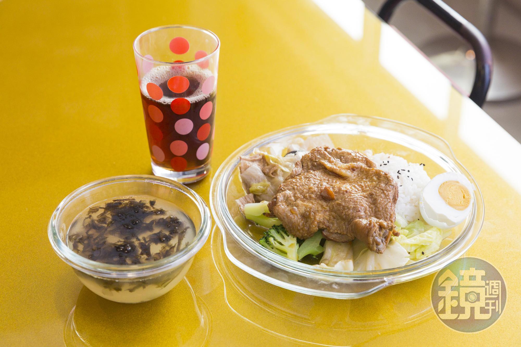 在台灣玻璃館中用餐,玻璃餐具都可以免費帶走。(去骨雞腿飯,199元/份)