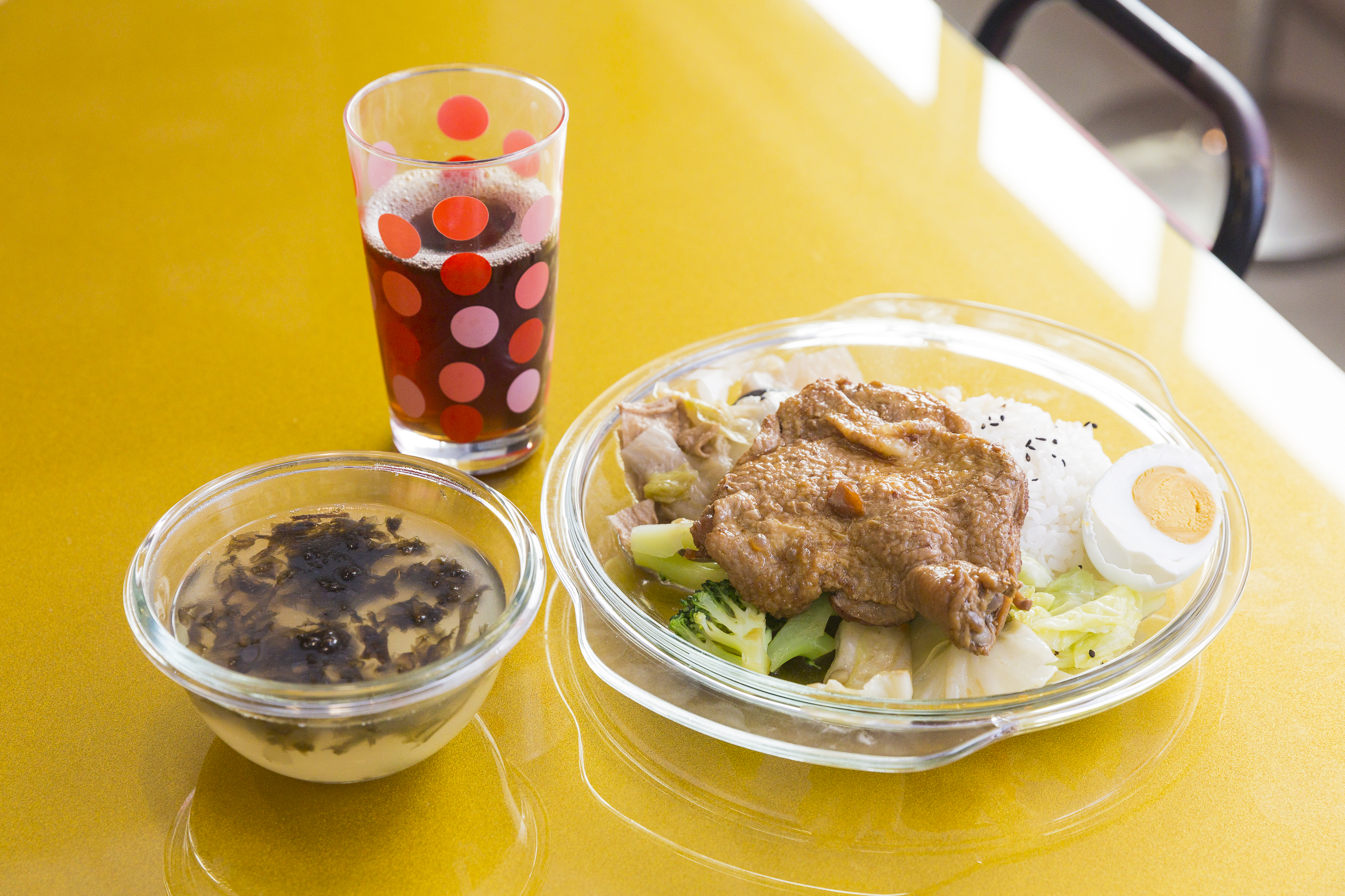 在台灣玻璃館中用餐，玻璃餐具都可以免費帶走。(去骨雞腿飯，199元/份)