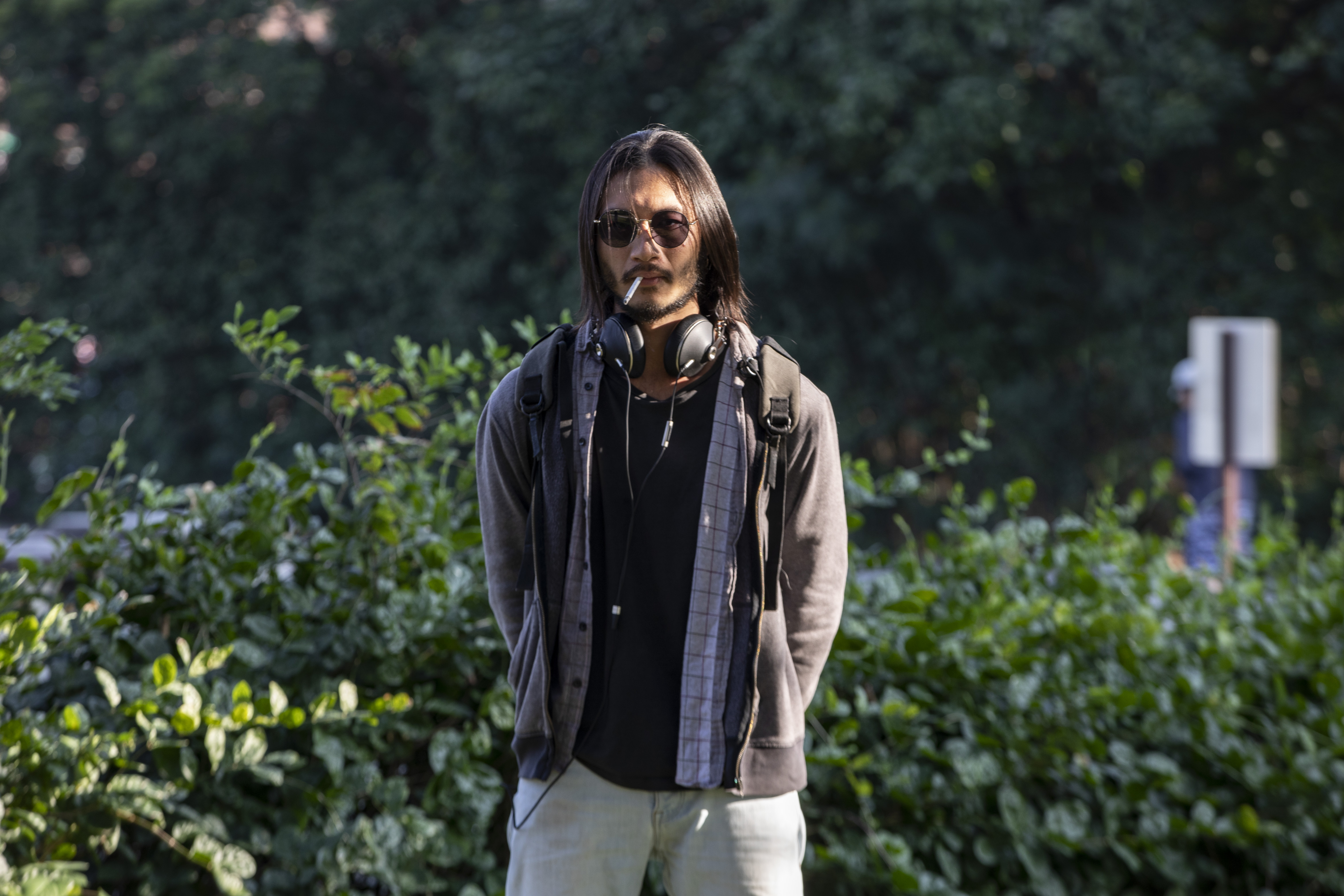 採訪過程，莊奕凡多次抽起菸來，並不畏懼這樣的形象可能導致怎樣的誤解。