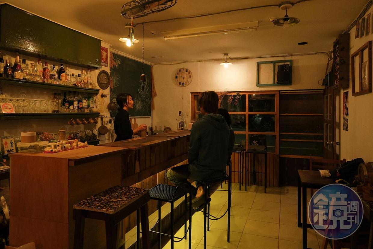 「烤茶地」凱莉喜歡和旅人聊天分享故事。