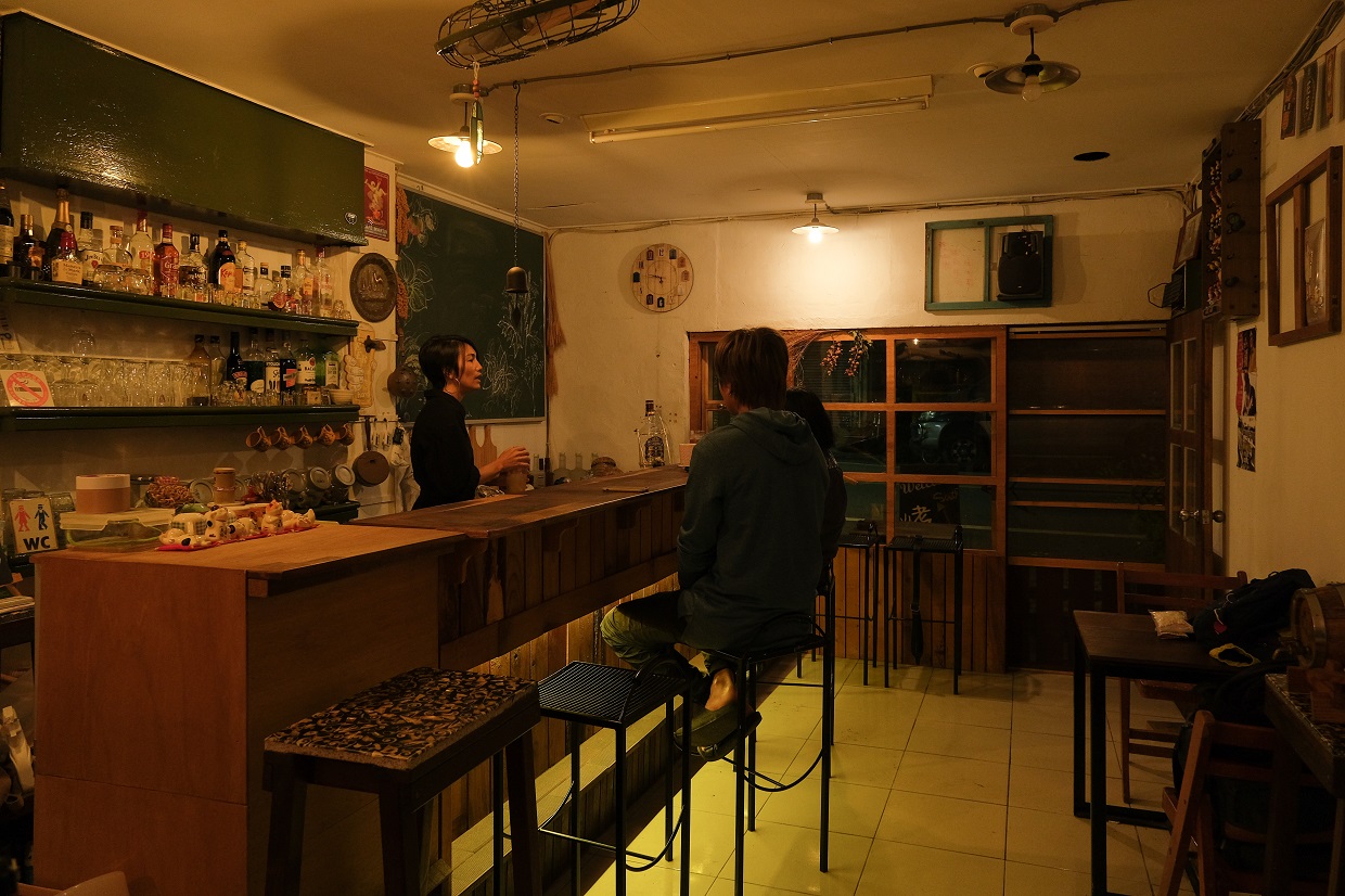「烤茶地」凱莉喜歡和旅人聊天分享故事。