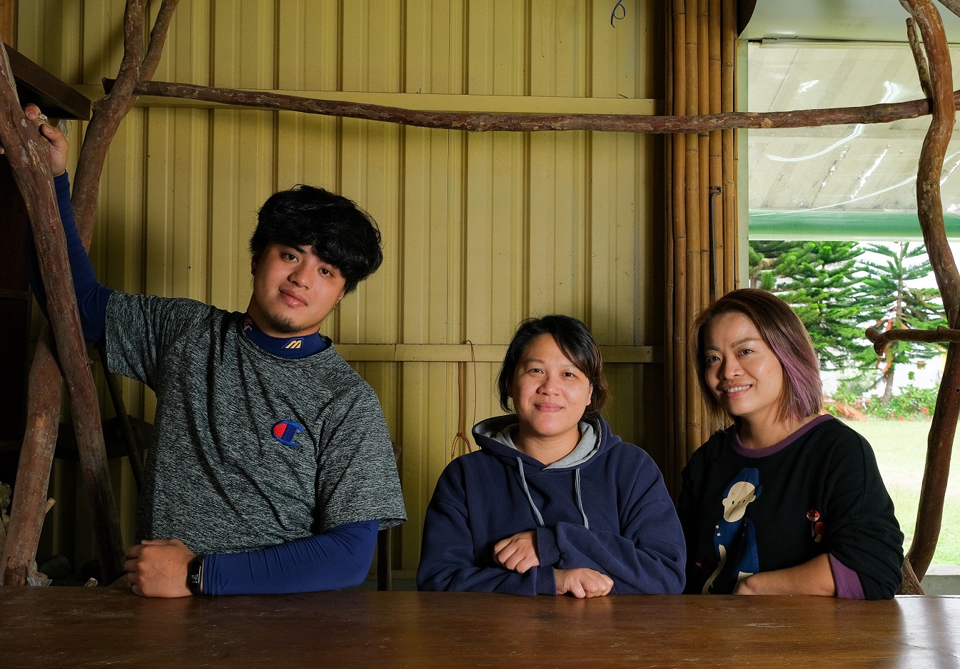 傻外、巴奈和淑娟（由左至右）攜手經營「長光新希望廣場」。