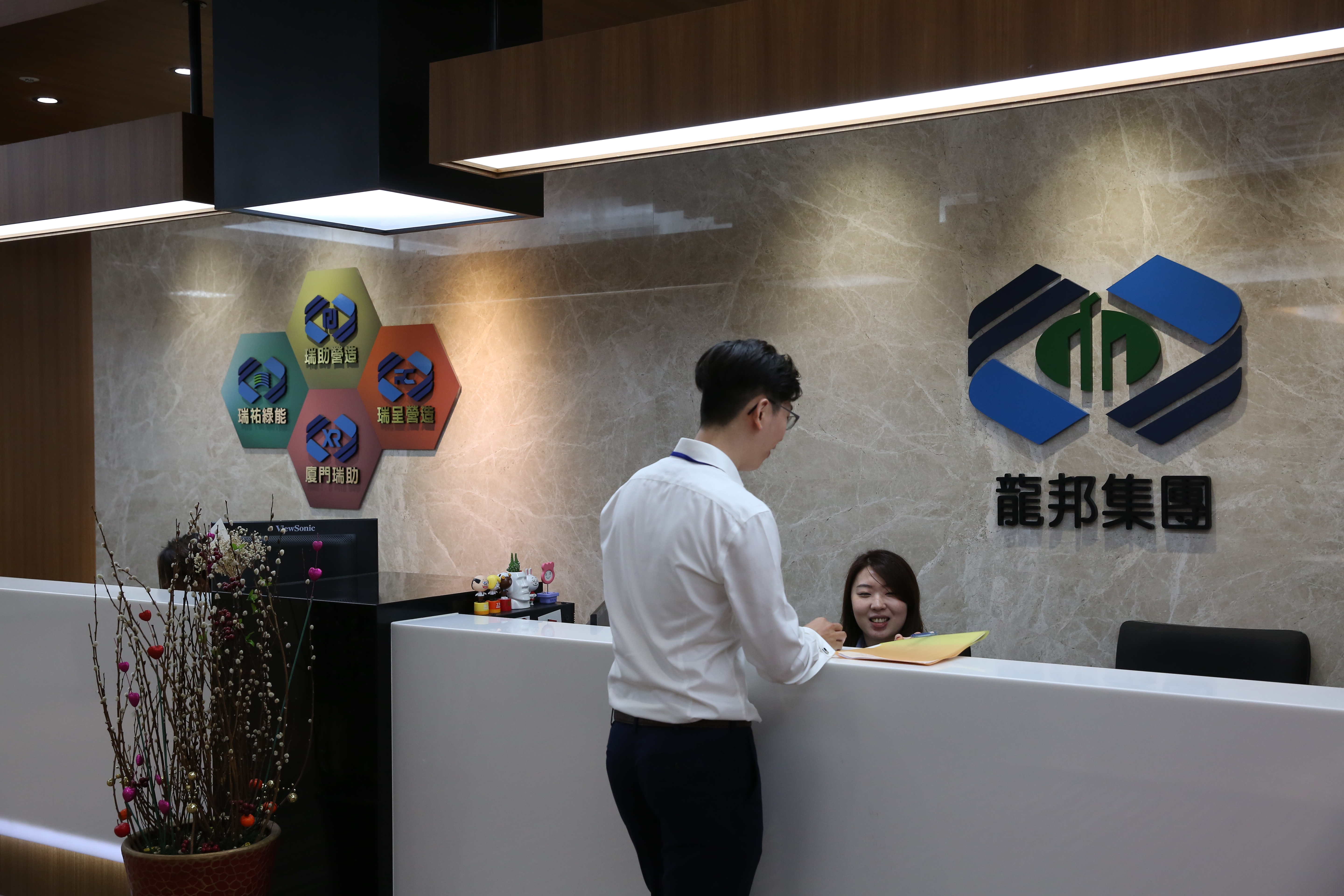 龍邦強勢買股牽動經營權變化，讓泰山當權派詹逸宏、詹景超繃緊神經。