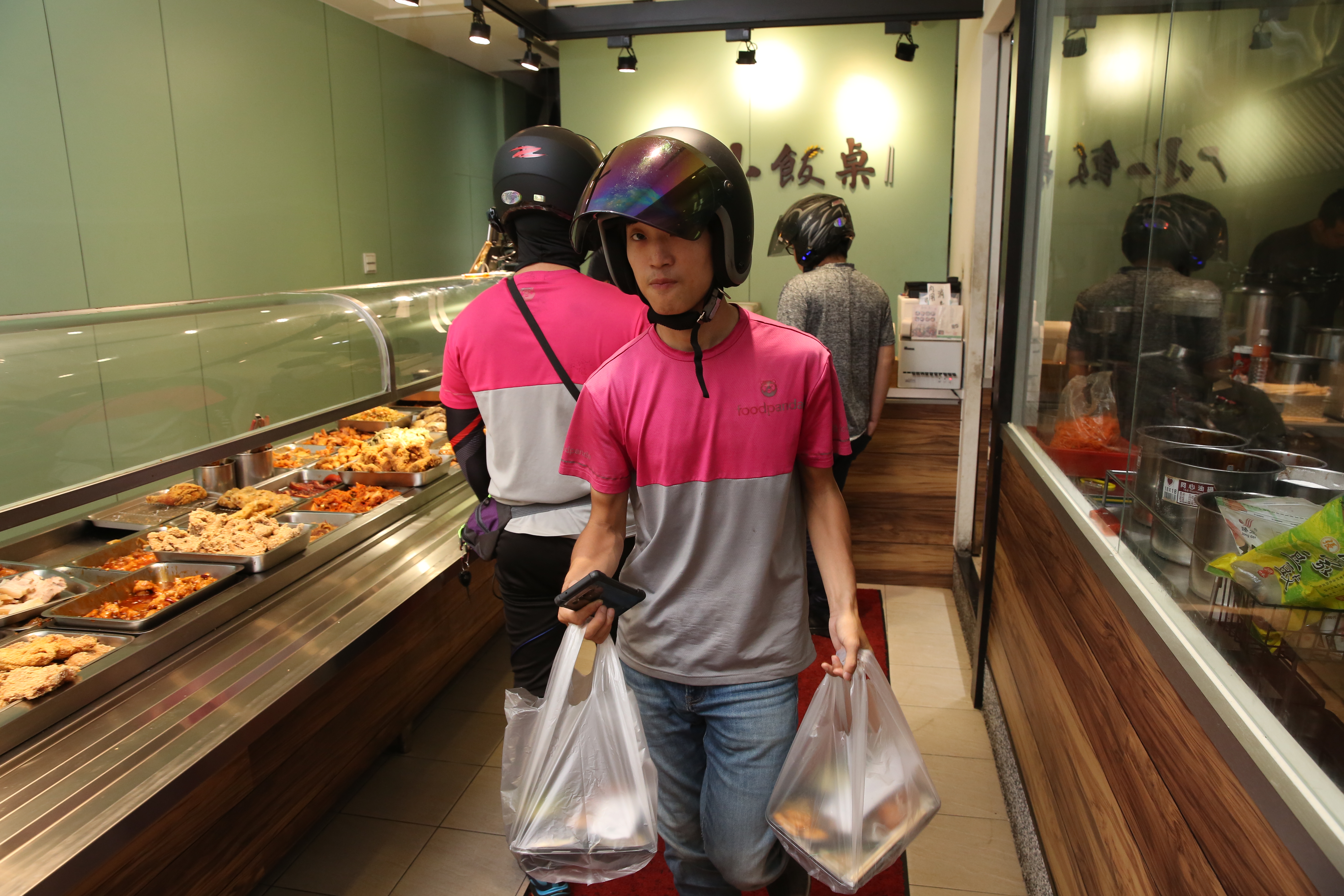 三餐靠外送，防疫也可吃美食，搭配刷卡回饋大。