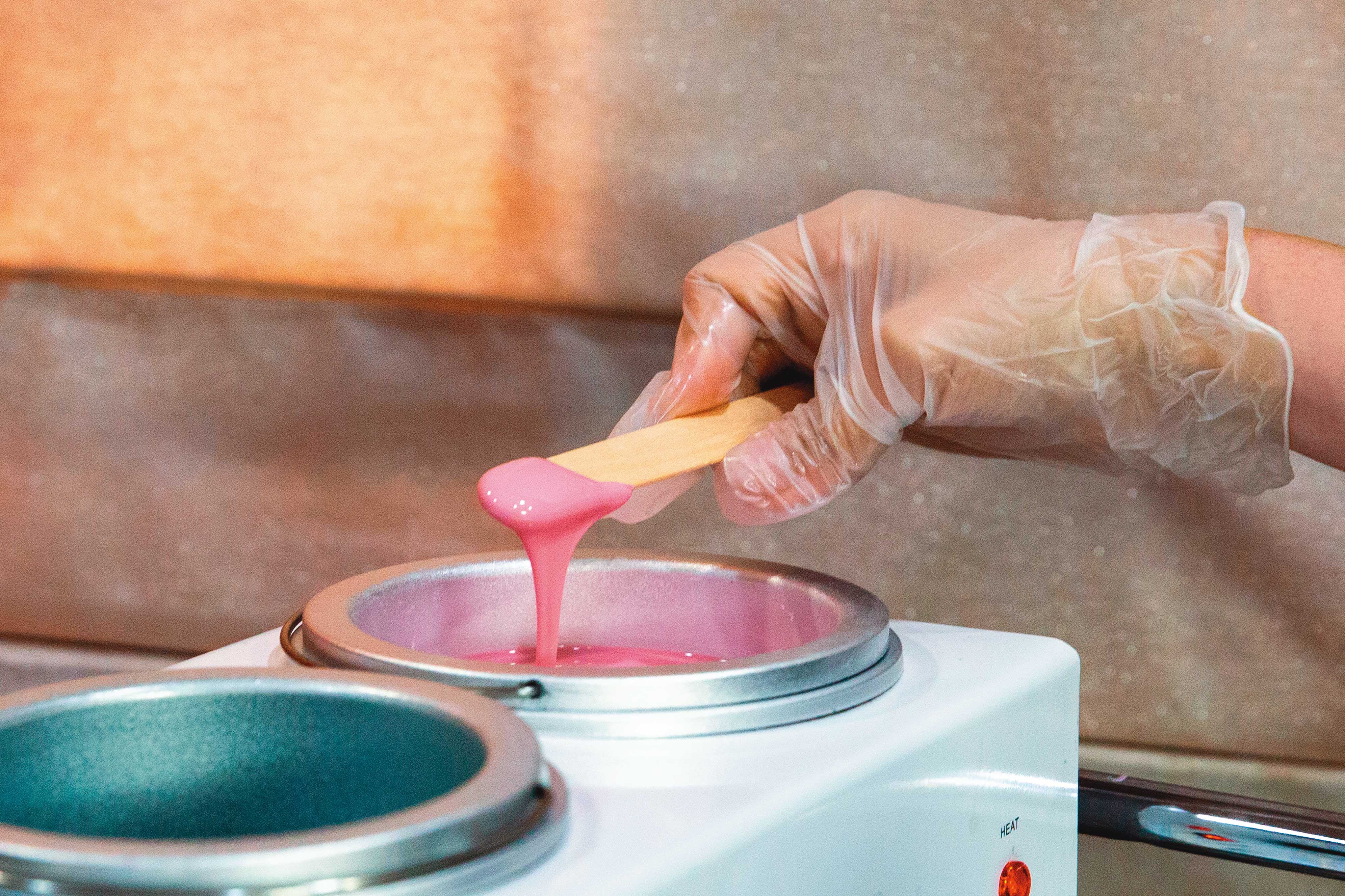 除毛師用加熱器將蜜蠟加熱，替客人清潔後，再將蜜蠟塗在私處體毛上。