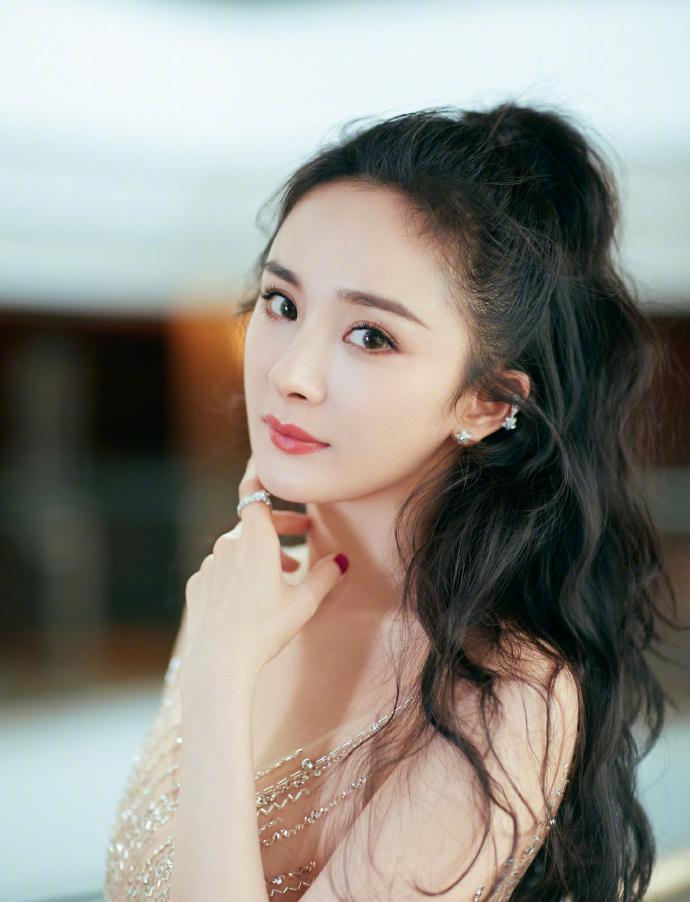 楊冪被傳出疑似因為搶工作,和多年好友唐嫣鬧翻,連婚禮都沒參加。(翻攝自唐嫣微博)