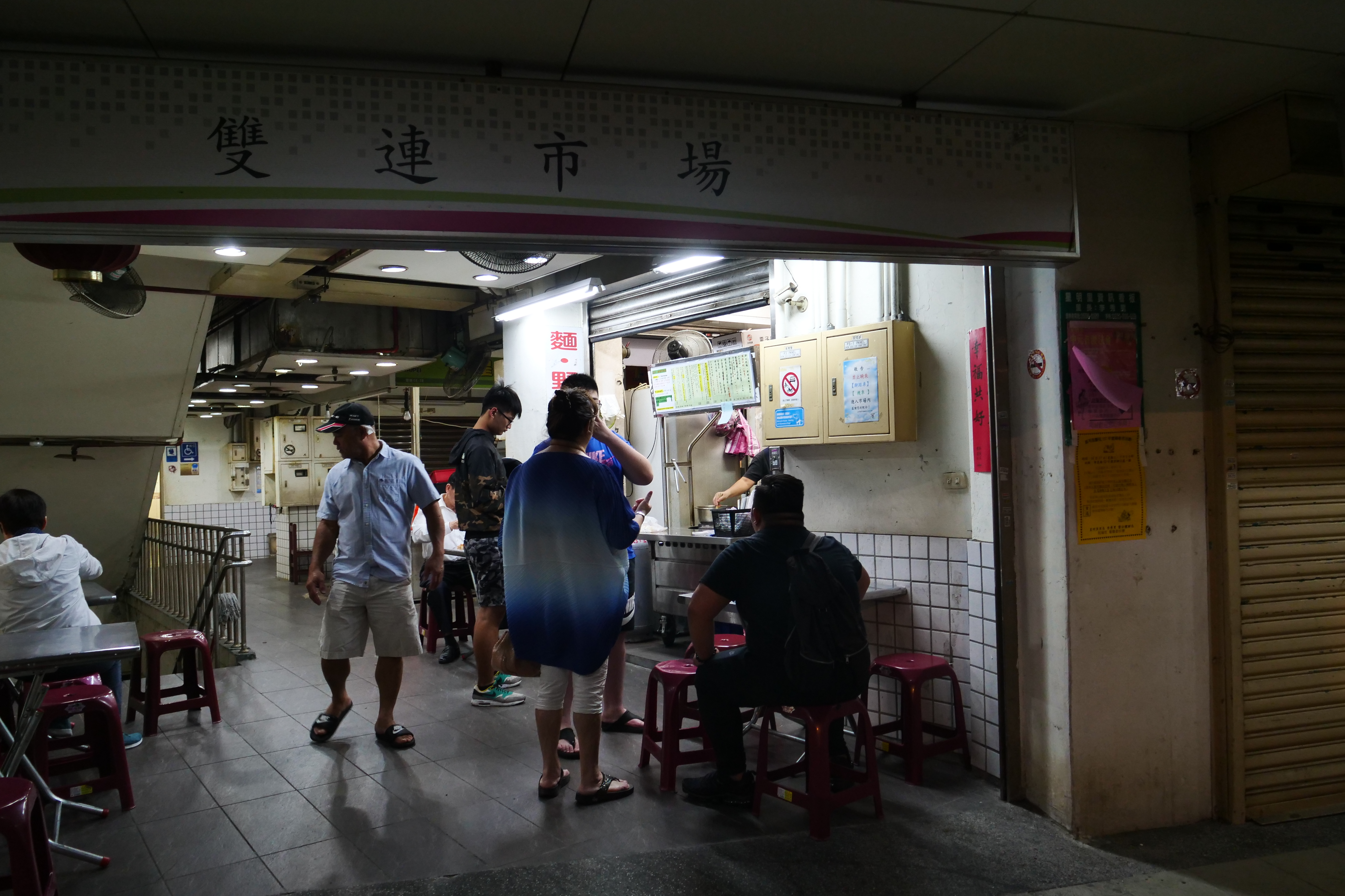 「林母仔的店」雖然是低調經營的小吃攤，但因為用料講究，吸引不少識貨老饕，現在搬到原址旁的街邊店。