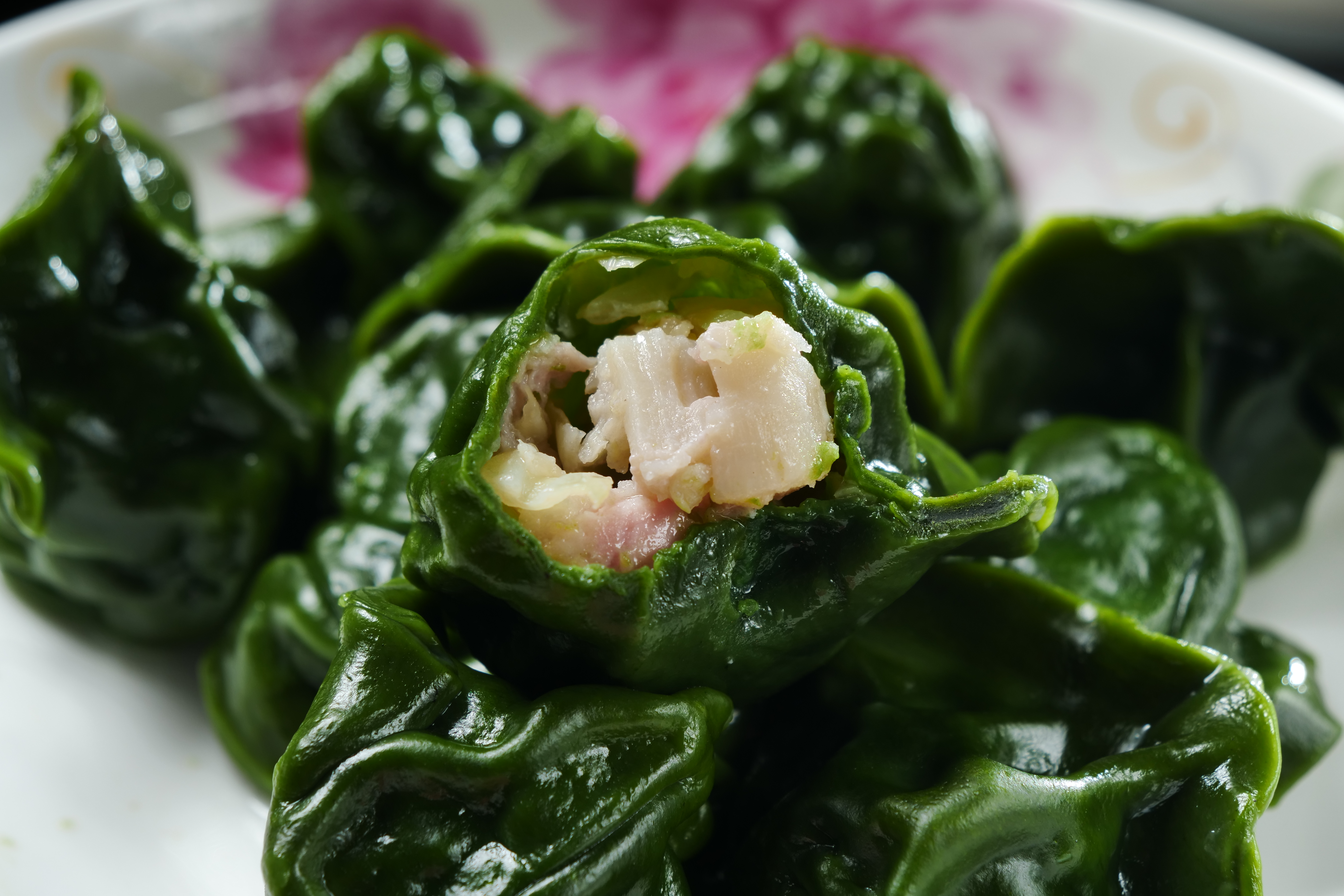 「干貝水餃」外皮以綠藻製成，嘗來有濃濃海味，豬肉餡裡有整顆干貝，鮮甜味美。（150元／1份10顆，冷凍水餃140元／1包10顆）