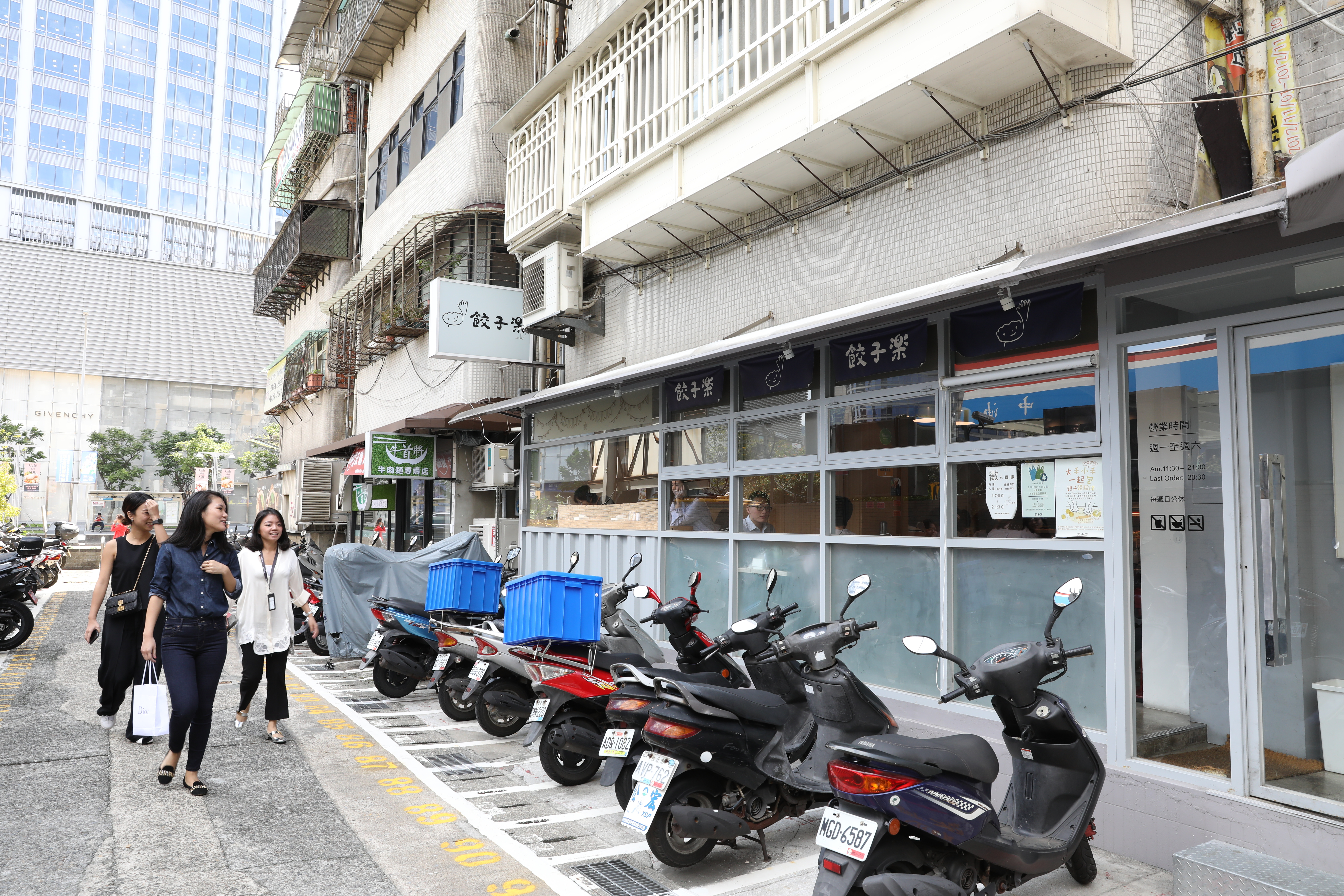 「餃子樂」藏身在台北微風信義百貨前的巷子裡。