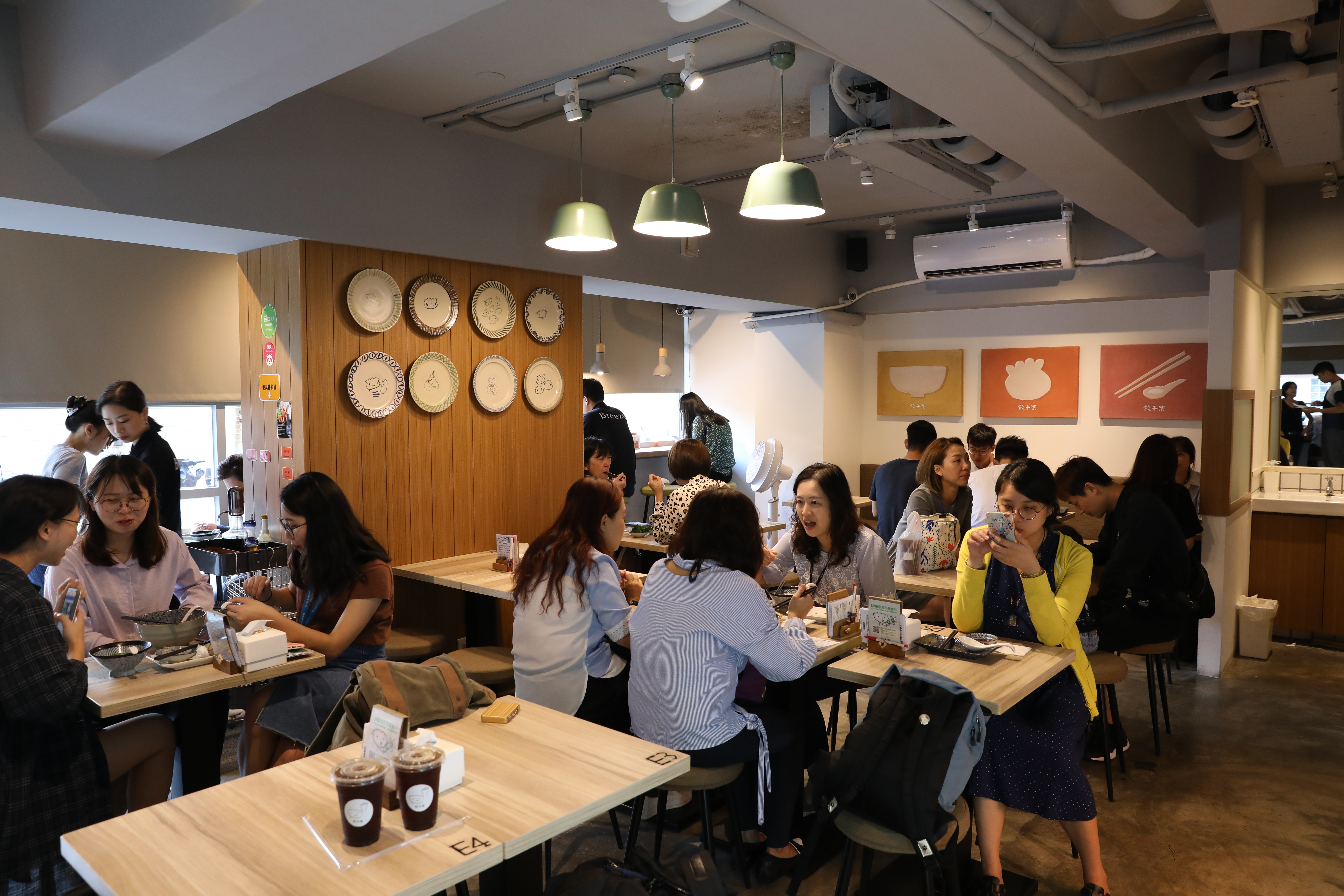 用餐氛圍像在咖啡廳裡。