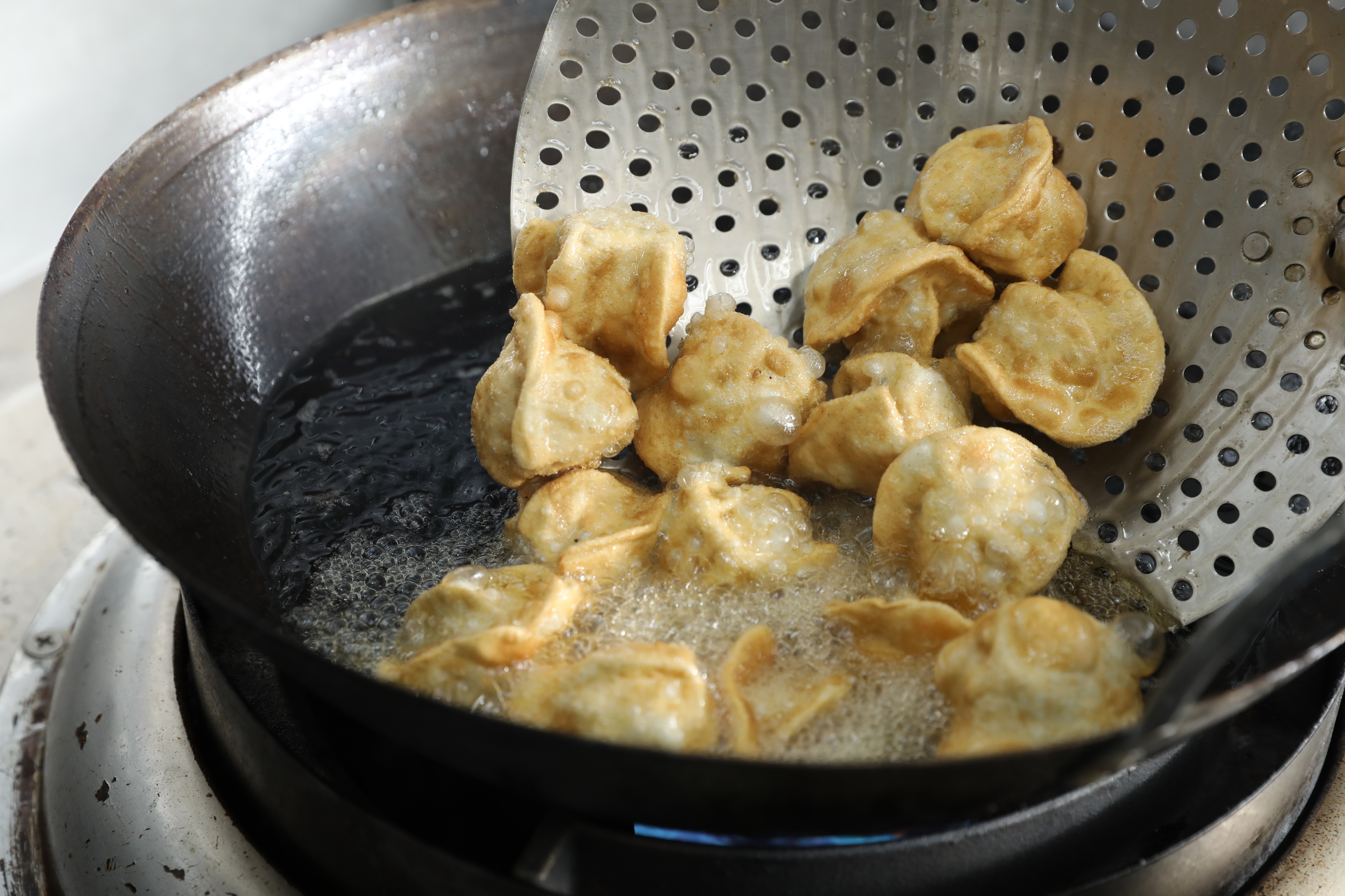 先將餃子煮到5分熟，再用大火炸，不僅皮酥，還能保留餡料湯汁。