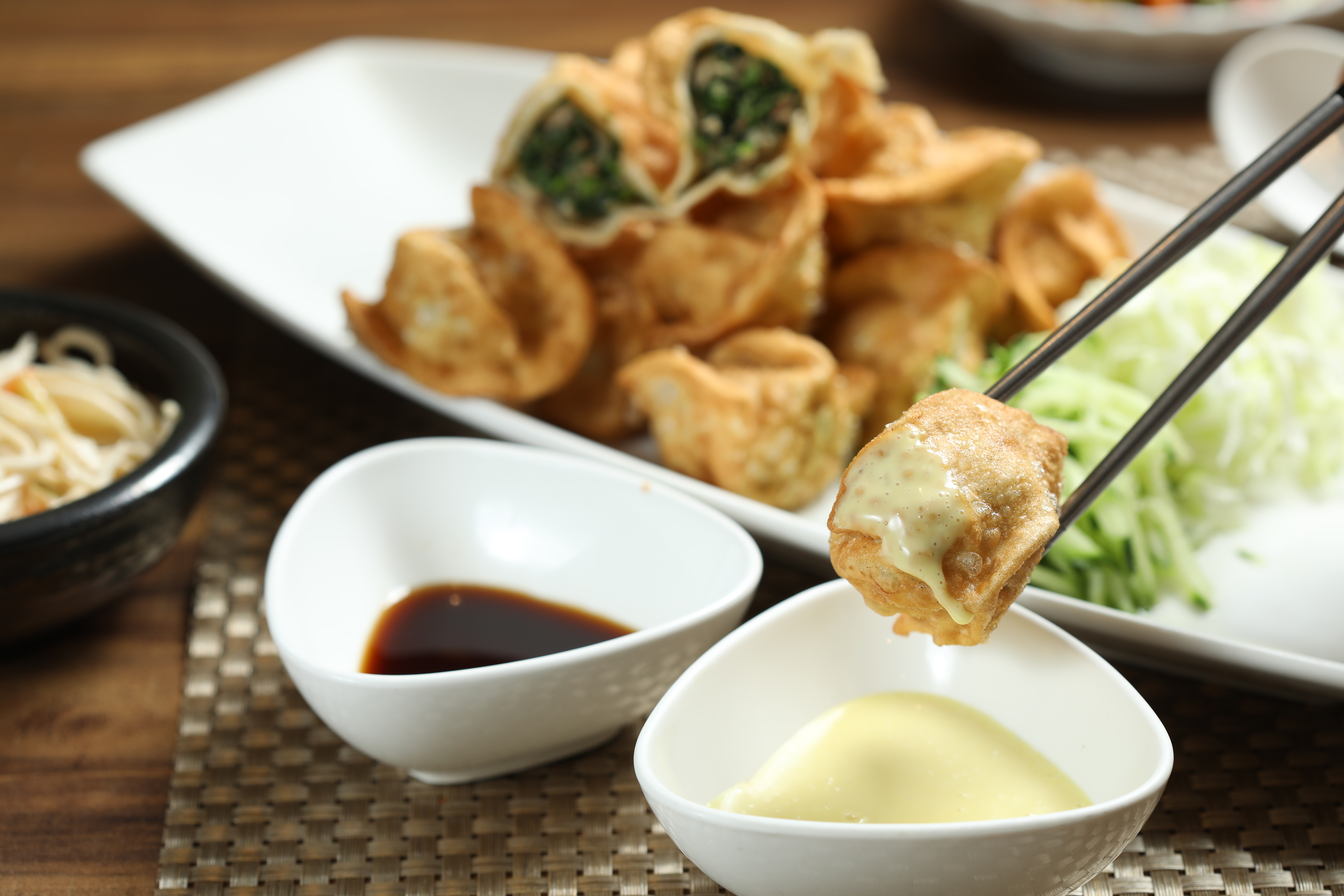 「無敵黃金餃」外皮脆口不油，餡香汁甜。（200元／1份15顆，冷凍水餃140元／1份20顆）