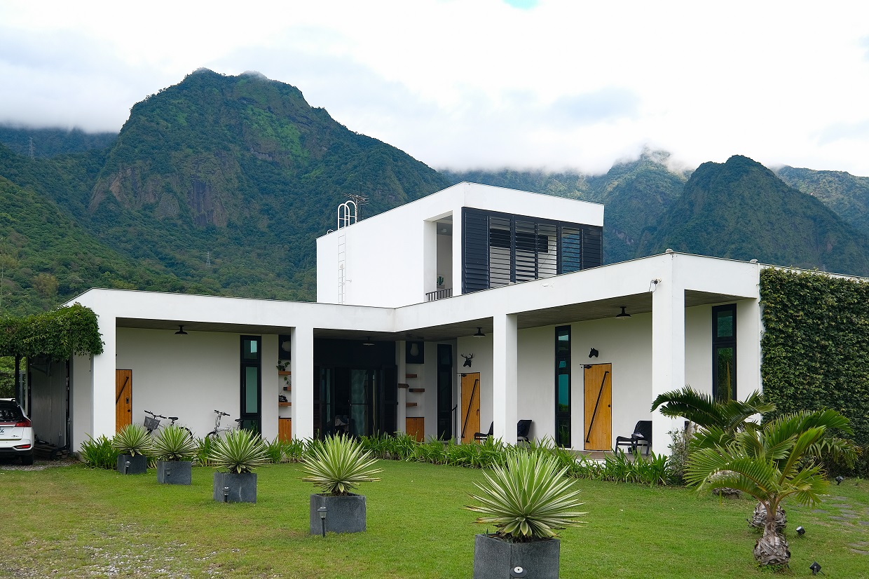 「金剛芭比民宿」後方即是著名的金剛山。