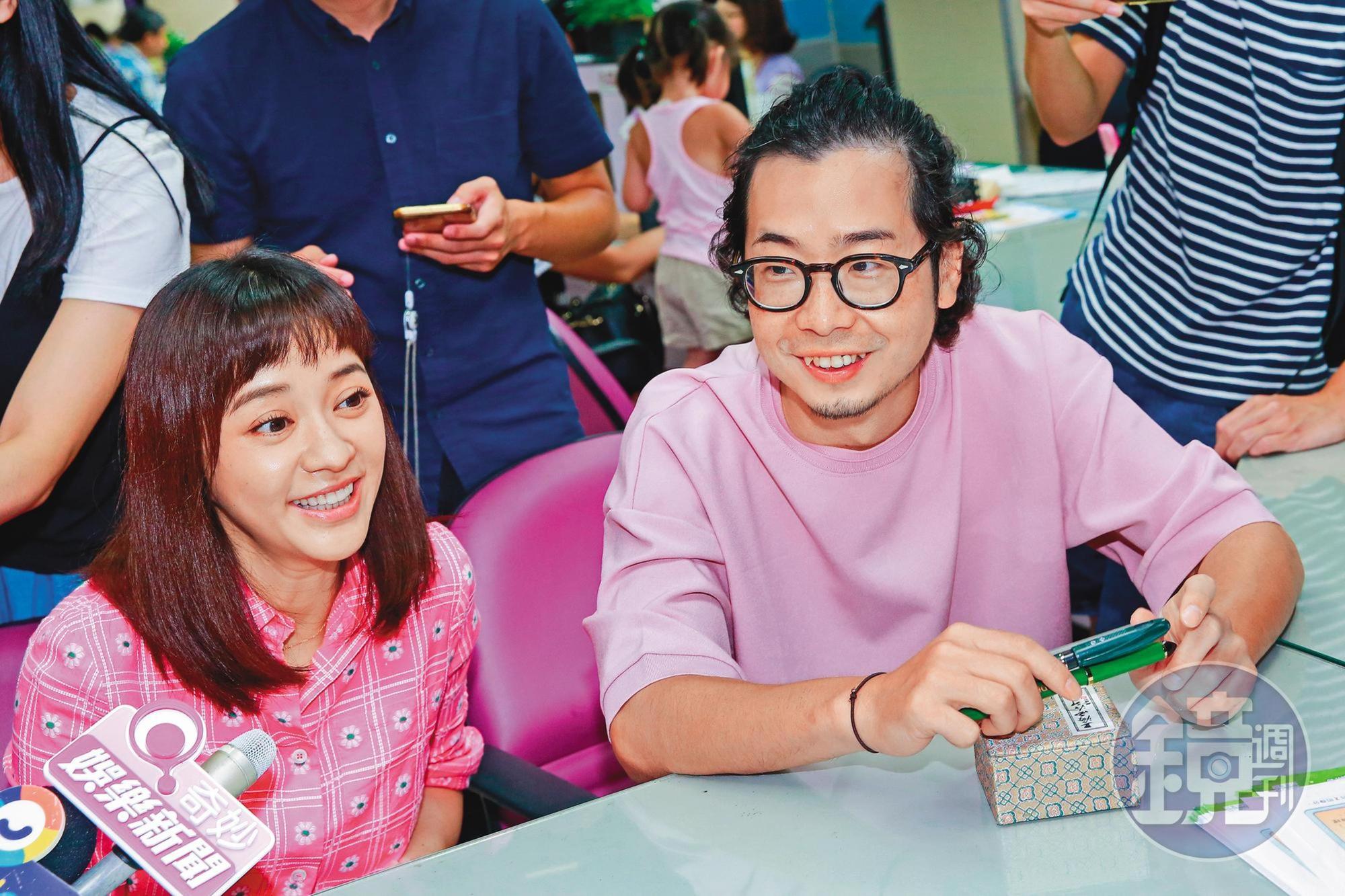 前年陳意涵(左)突然宣布與導演許富翔奉子成婚,一度有人形容她與老公是「美女與野獸」的組合。