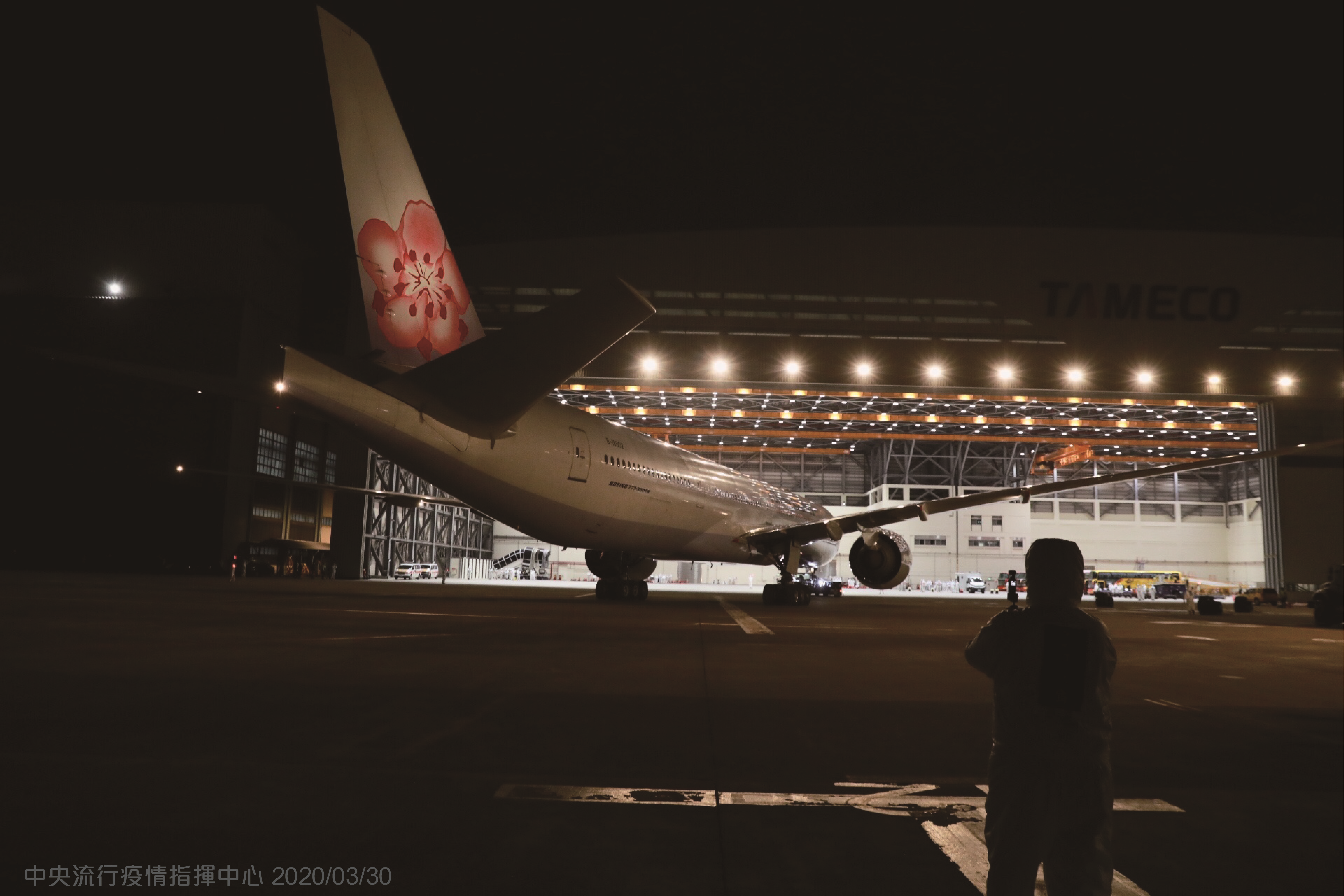 第二架「類包機」載著214名乘客於晚間9時38分抵達國門；圖為昨日類包機班機。（中央流行疫情指揮中心提供）