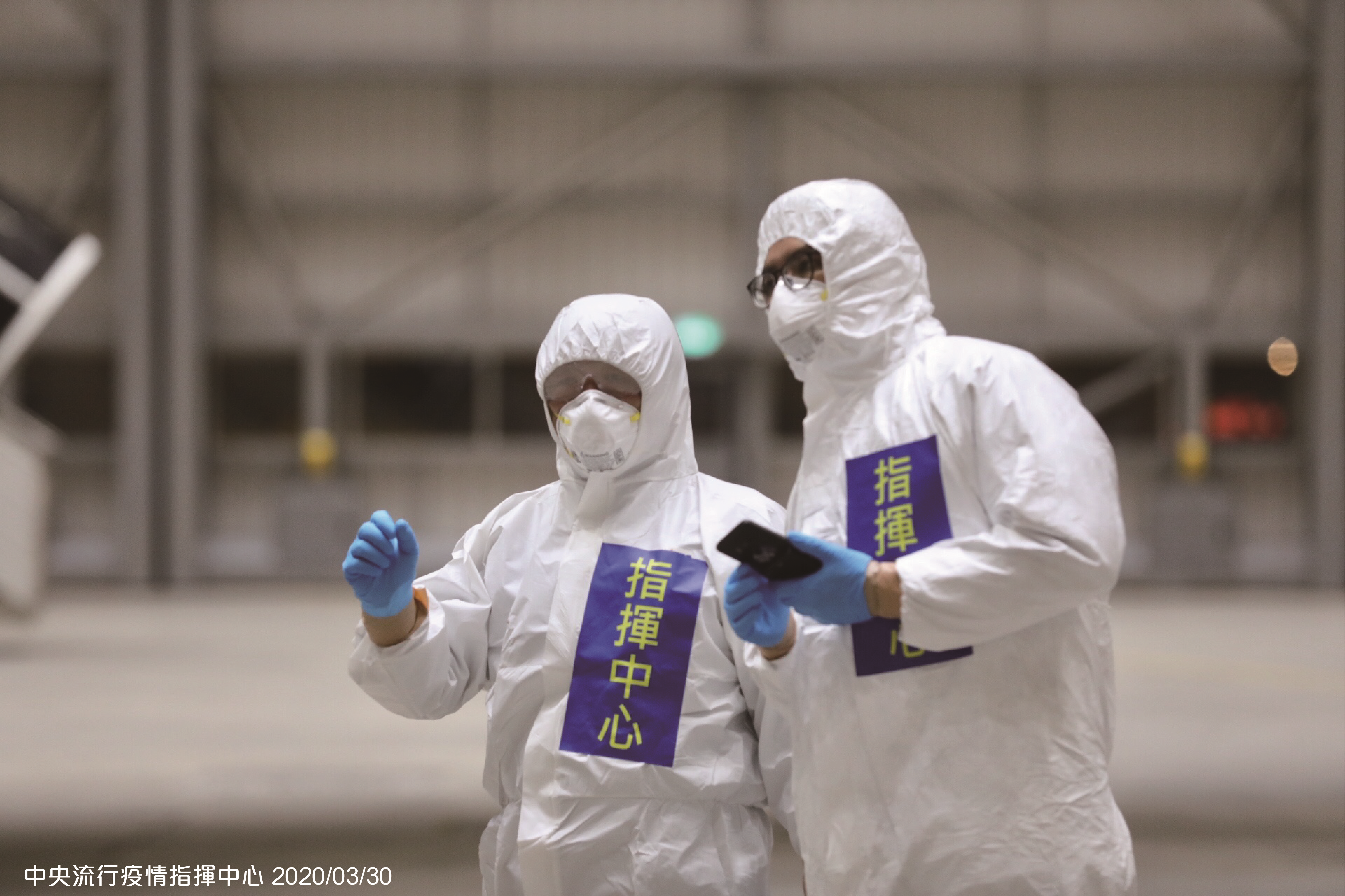 陳時中全副武裝親自坐鎮機場,和檢疫團隊一同接回國人。(中央流行疫情指揮中心提供)