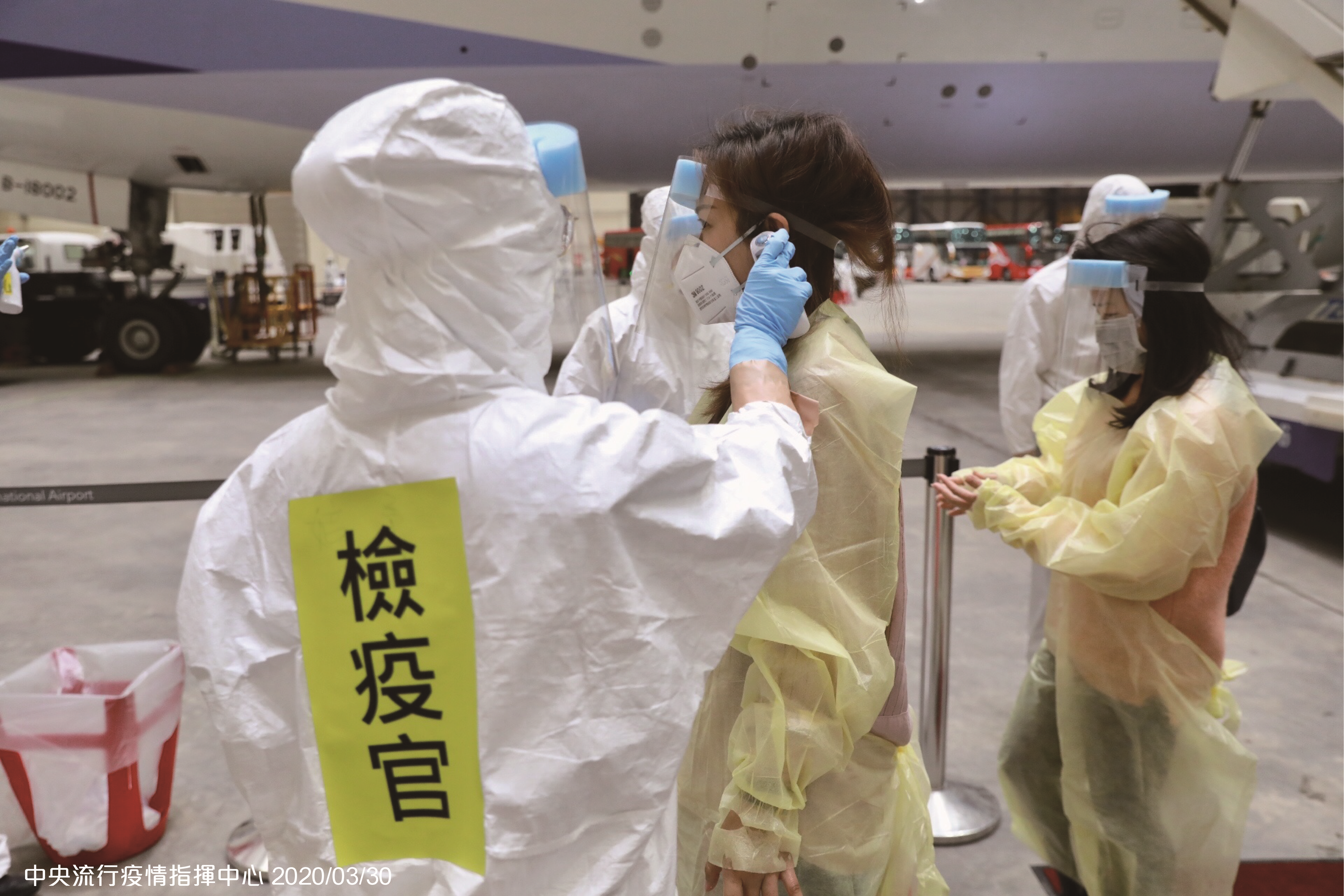 包機落地後,所有乘客都須現場採檢直至凌晨,現場檢疫官、化學兵也都盡力做好份內工作。(中央流行疫情指揮中心提供)