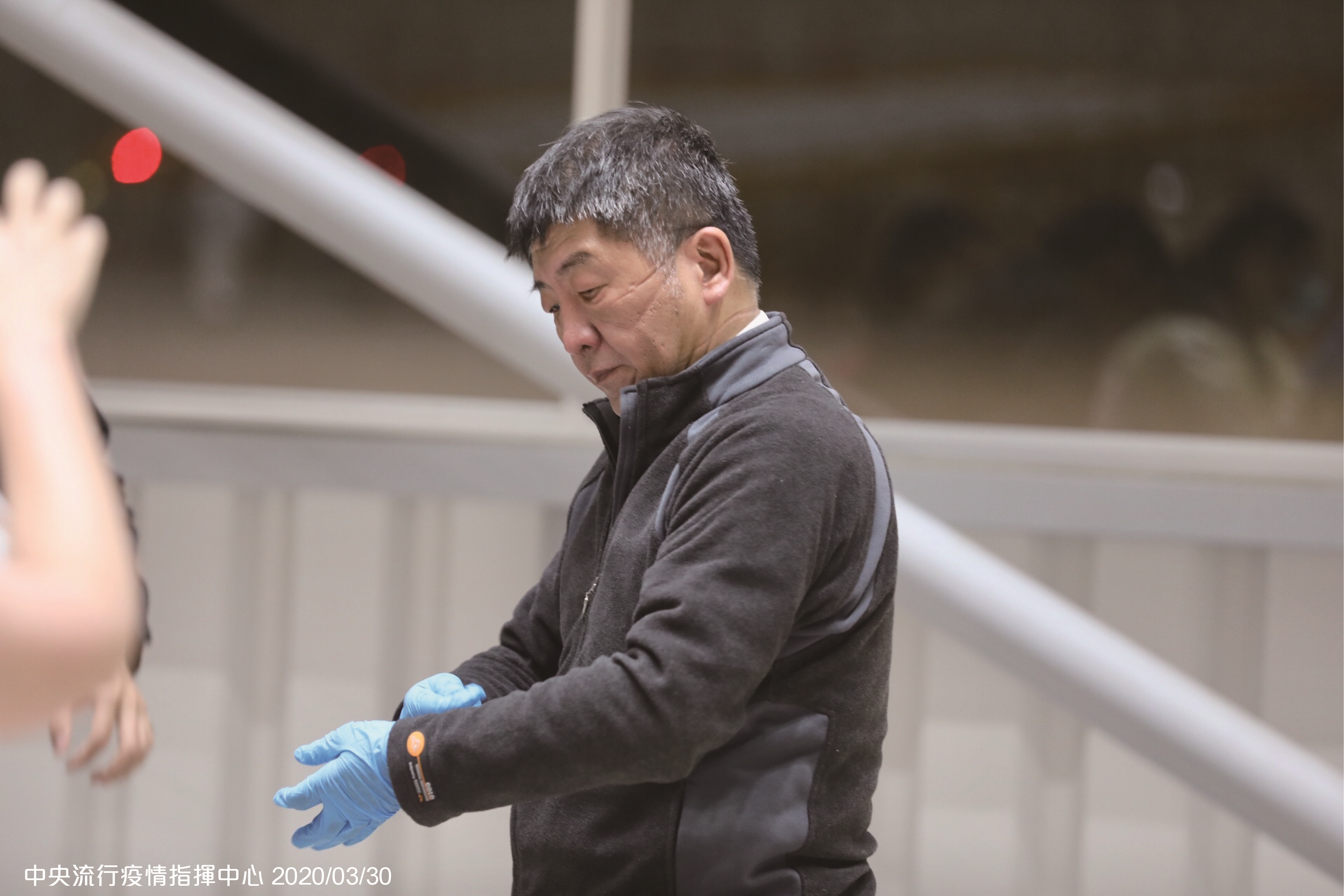陳時中卸下所有防護裝備後,臉上留下明顯的「天使印記」。(中央流行疫情指揮中心提供)