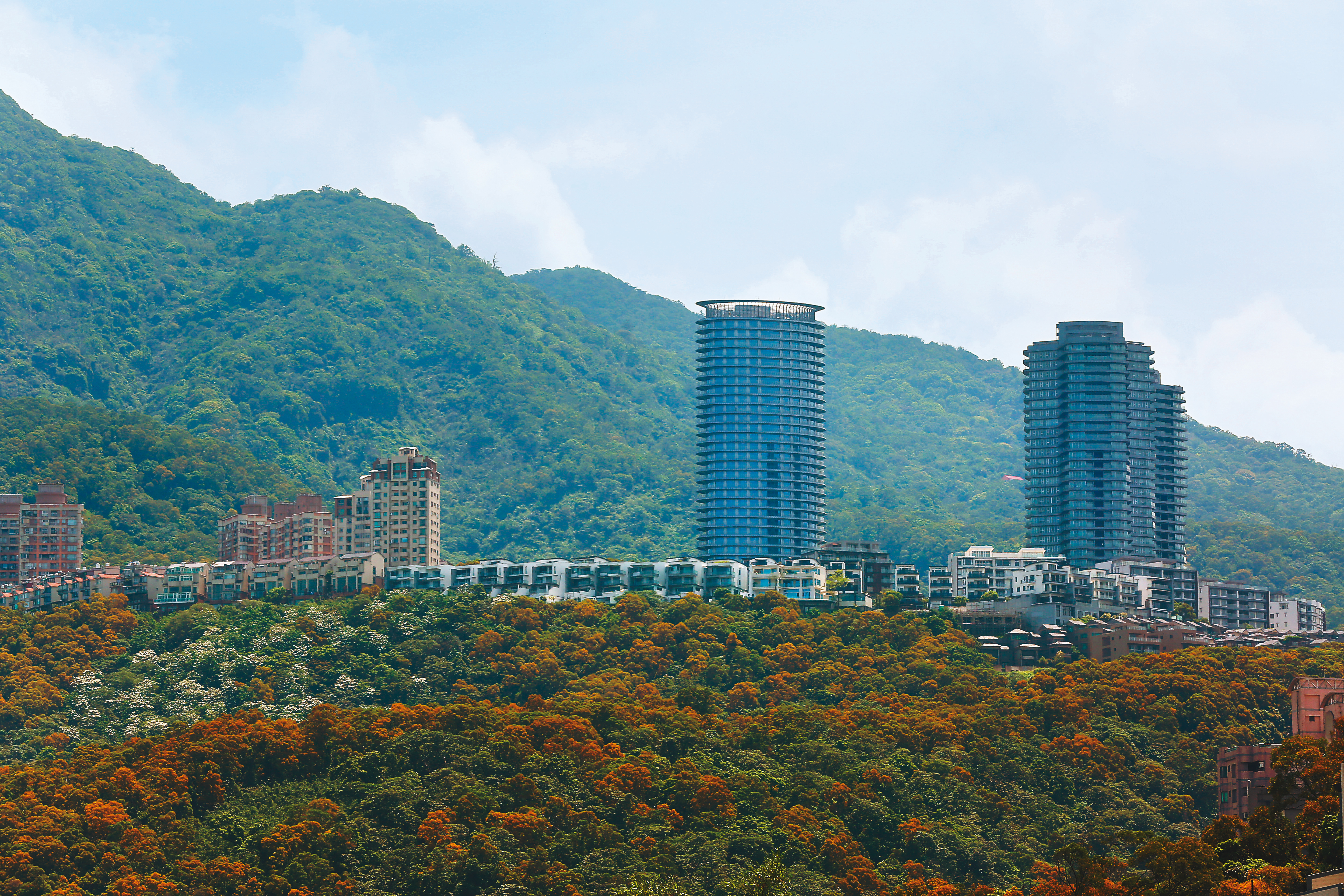 張綱維在淡水小坪頂推出環遊郡建案，買氣不如預期，後來以105戶為抵押品，向合庫貸款，日前已被法院裁定擇期拍賣。