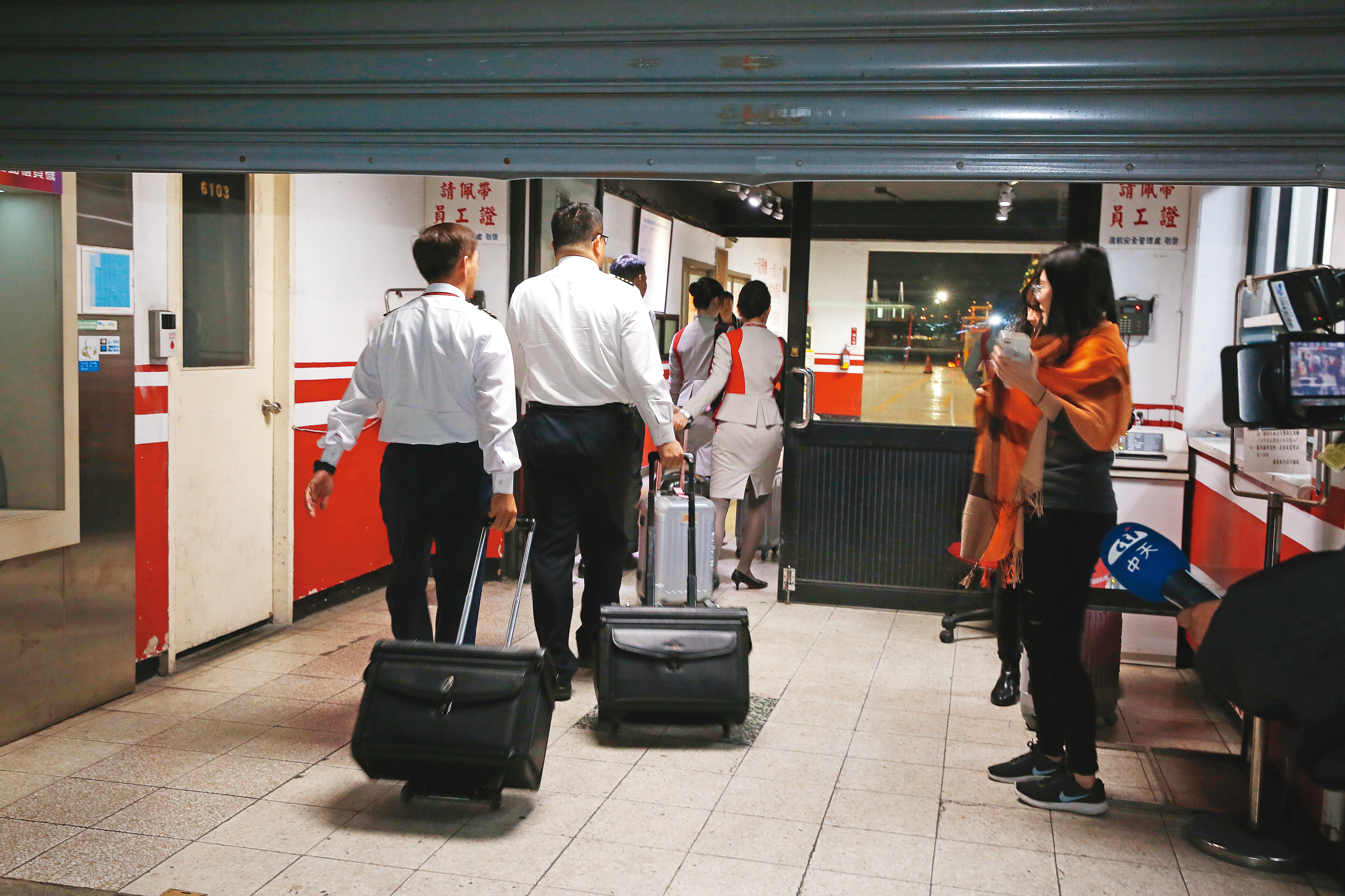 遠航去年底宣布停飛當天，機組人員毫不知情，一問三不知，依班表照飛。