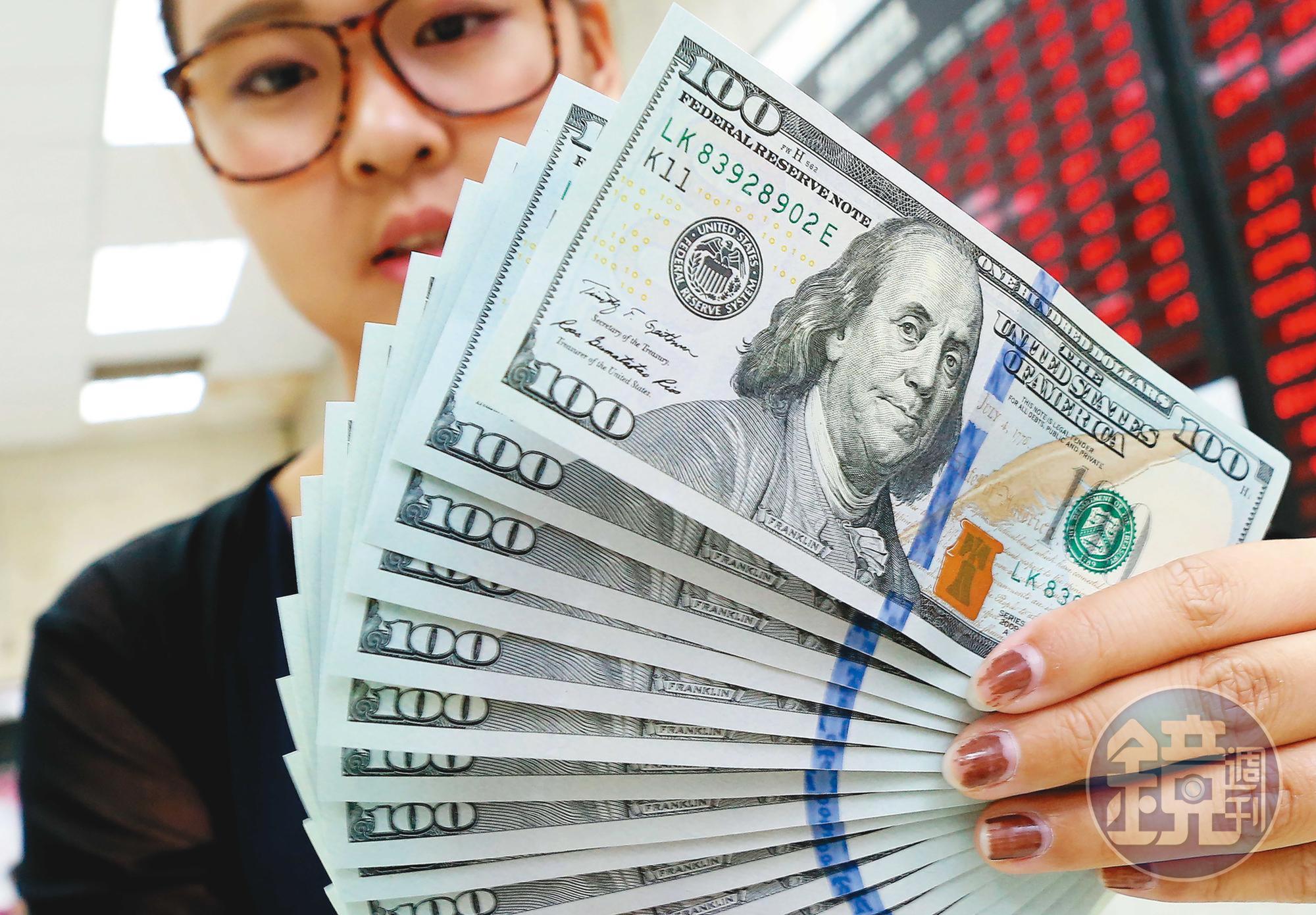 上週美國新增失業暴增328萬人，美國國會授權財政部，開支票發給所有年薪7萬5千美元以下的公民，每人1,200美元。