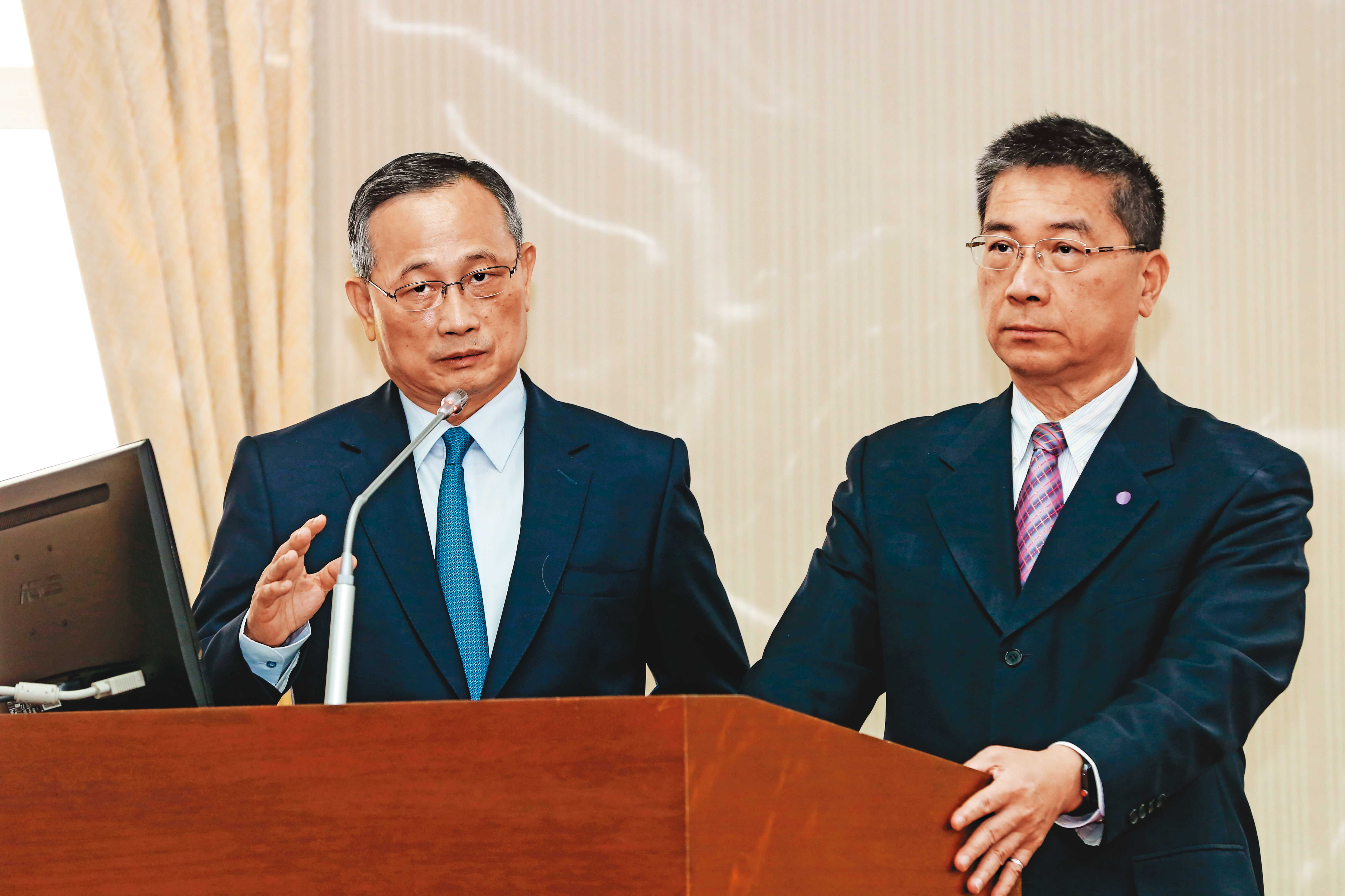 內政部長徐國勇創下史上首例，以涉嫌偽造文書罪為由，將警政署長陳家欽函送台北地檢署偵辦，卻因程序不完備遭到退回。