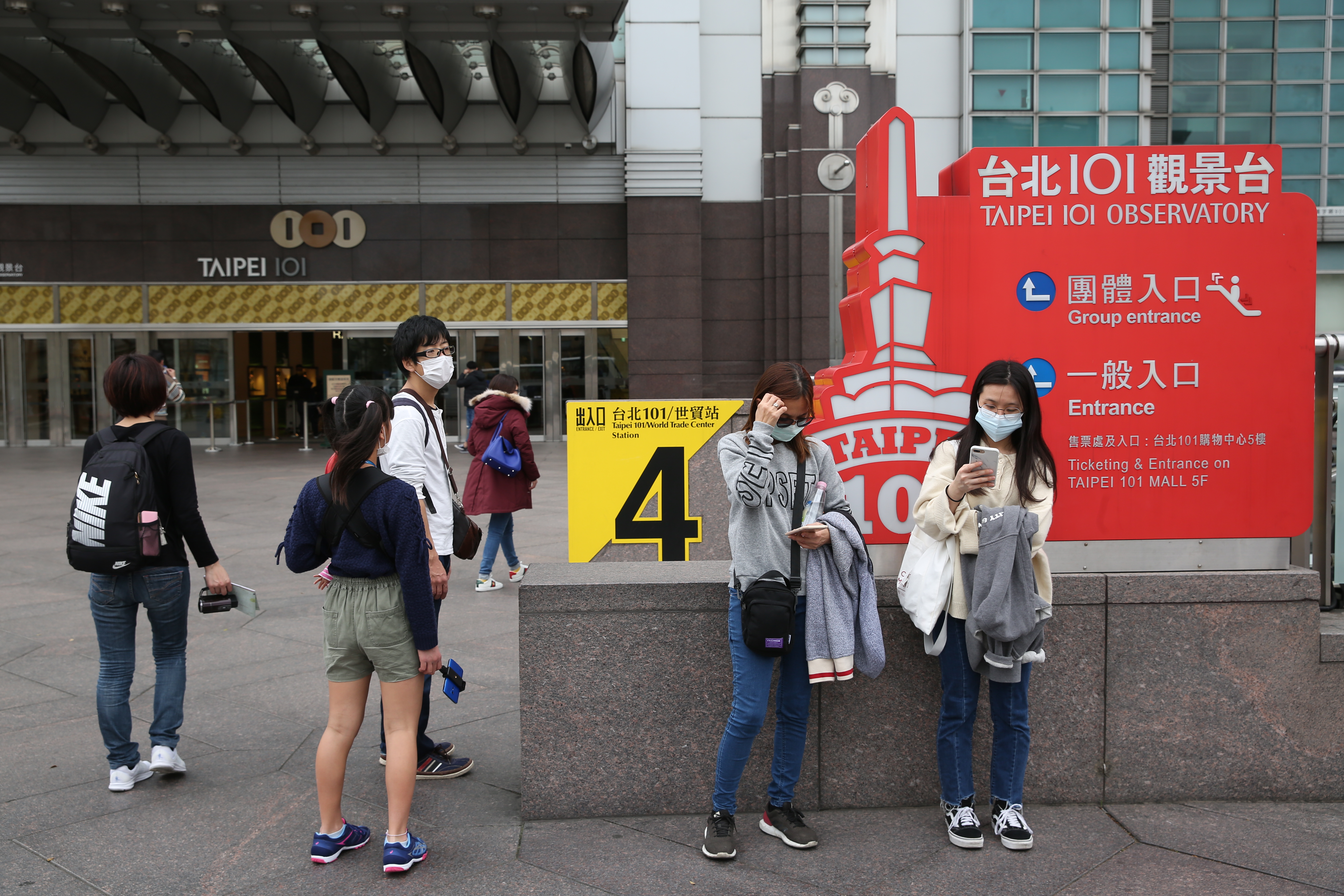 受到武漢肺炎影響，台北101遊客減少，遊客紛紛戴上口罩，圖為資料照。