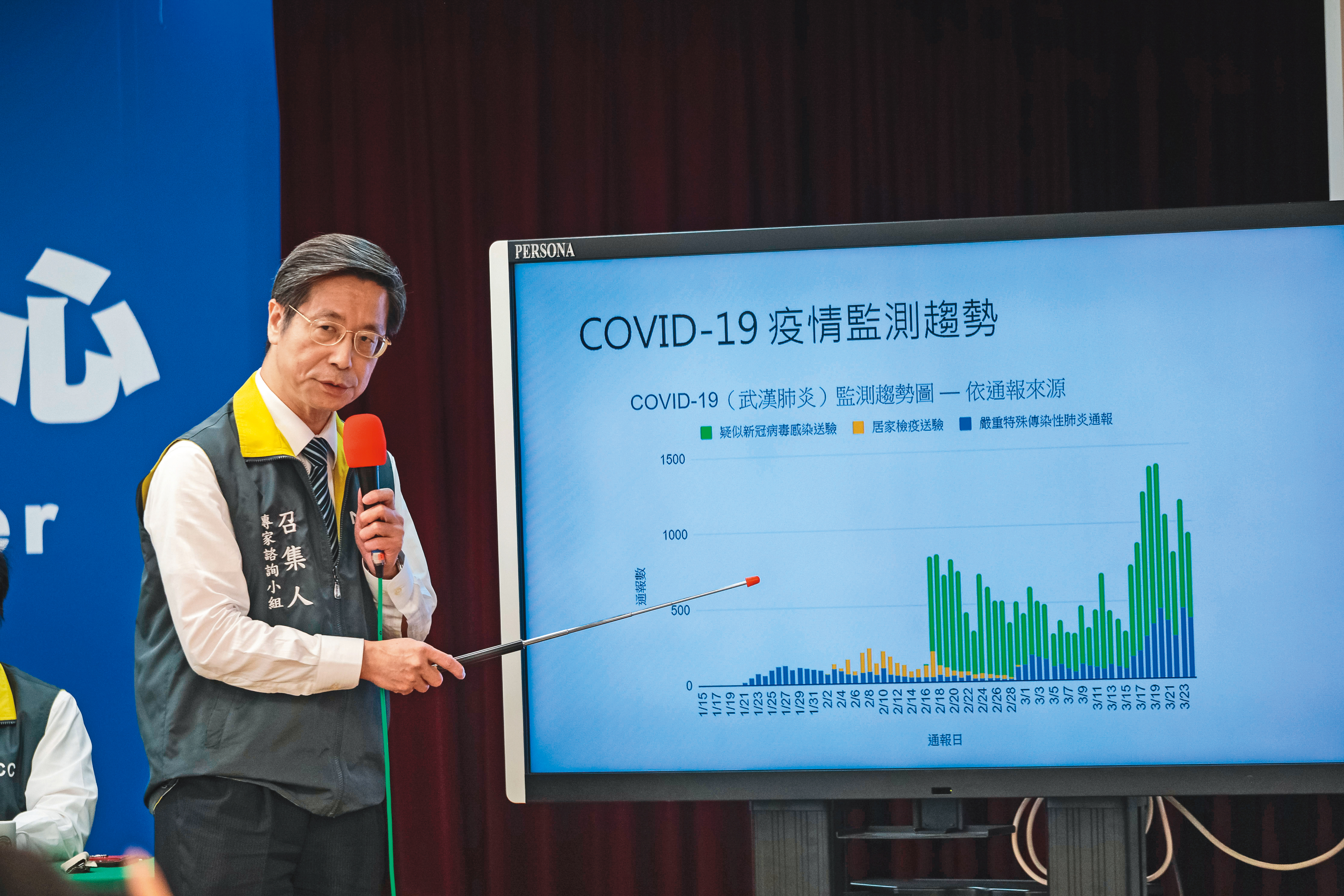 指揮中心每天例行記者會上,會在考量個案隱私下,公開部分疫調資訊讓大眾了解。圖為中央流行疫情指揮中心專家諮詢小組召集人張上淳說明疫情趨勢。(中央流行疫情指揮中心提供)