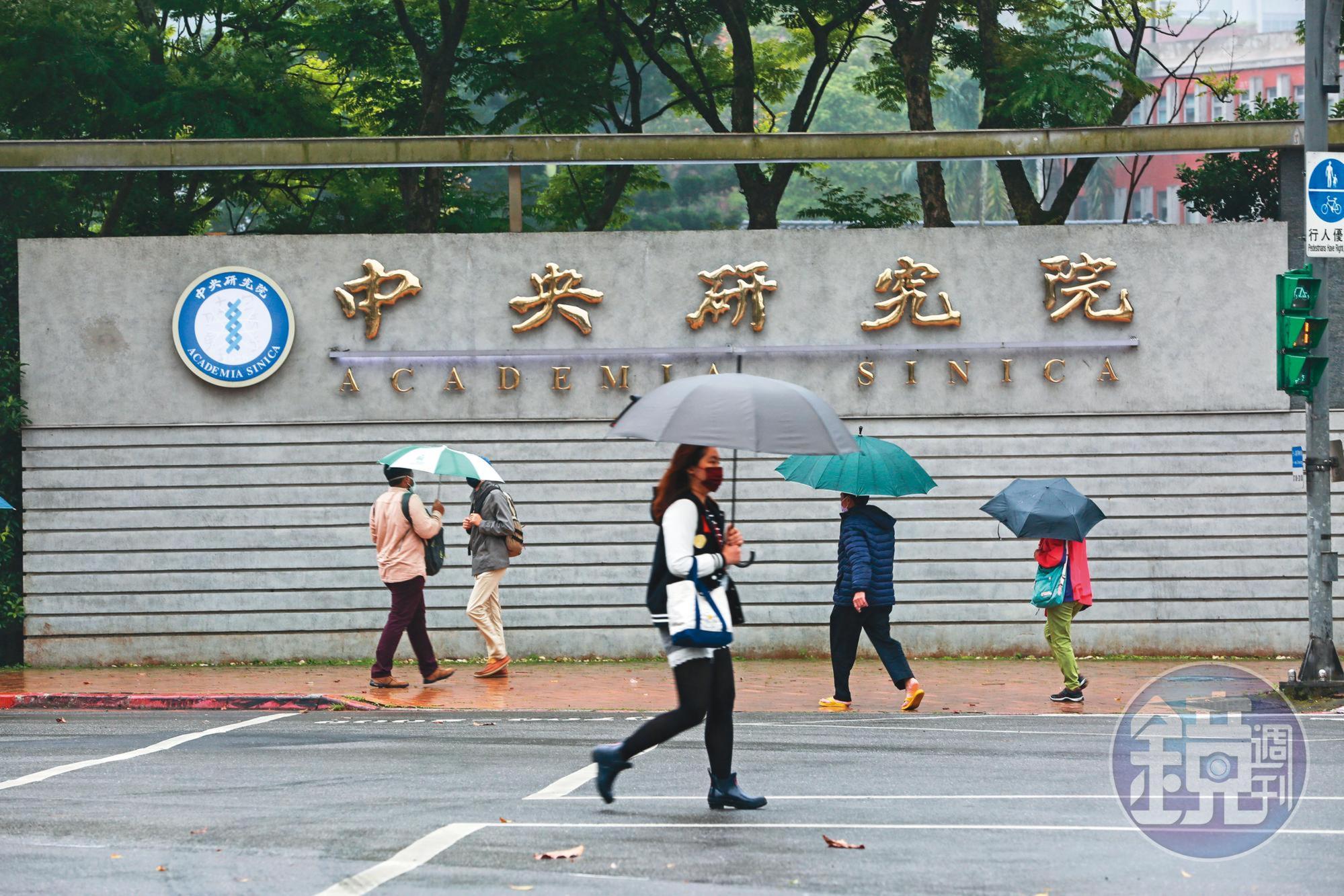 近日中研院確診個案是否公開行蹤，中研院與台大看法不同。中央流行疫情指揮中心認為，須透過疫調評估感染風險及追蹤難度後決定。