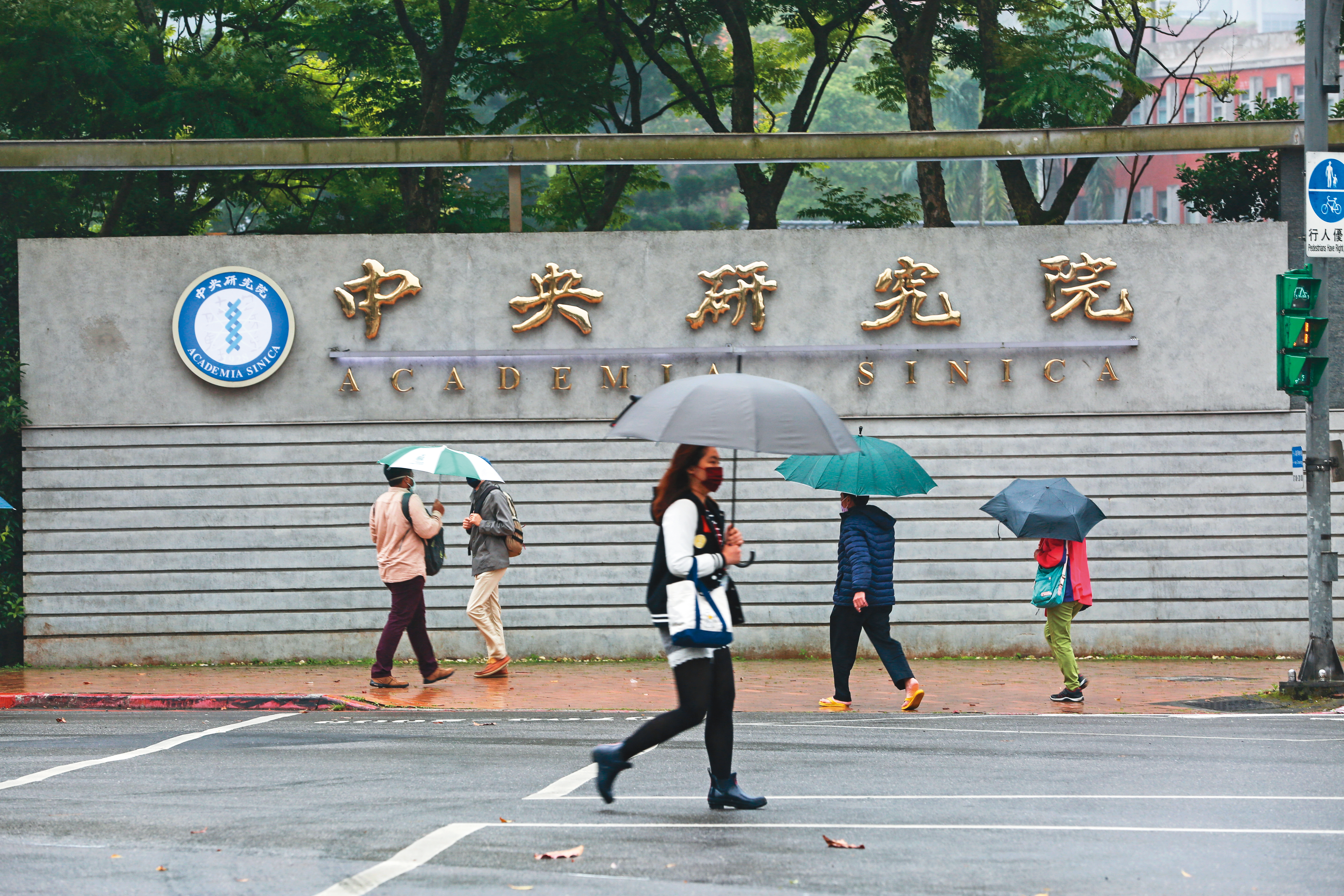 近日中研院確診個案是否公開行蹤,中研院與台大看法不同。中央流行疫情指揮中心認為,須透過疫調評估感染風險及追蹤難度後決定。
