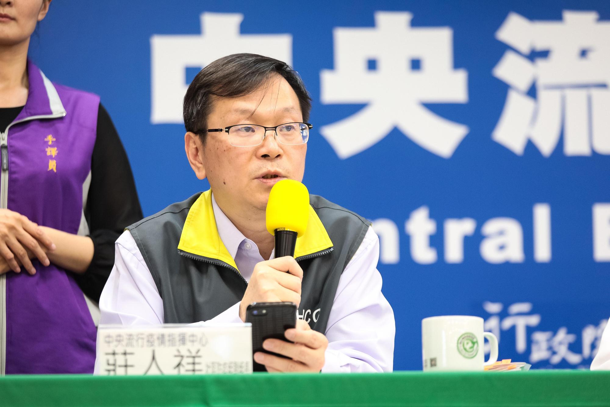 搶黃金時間內掌握病例的接觸史及活動史,疫調作業時限已由最初的24小時縮短至10小時。中央流行疫情指揮中心發言人莊人祥說,每晚收到最後一批確診者資料後,須趕在隔天下午記者會前完成第一波疫調作業。(中央流行疫情指揮中心提供)
