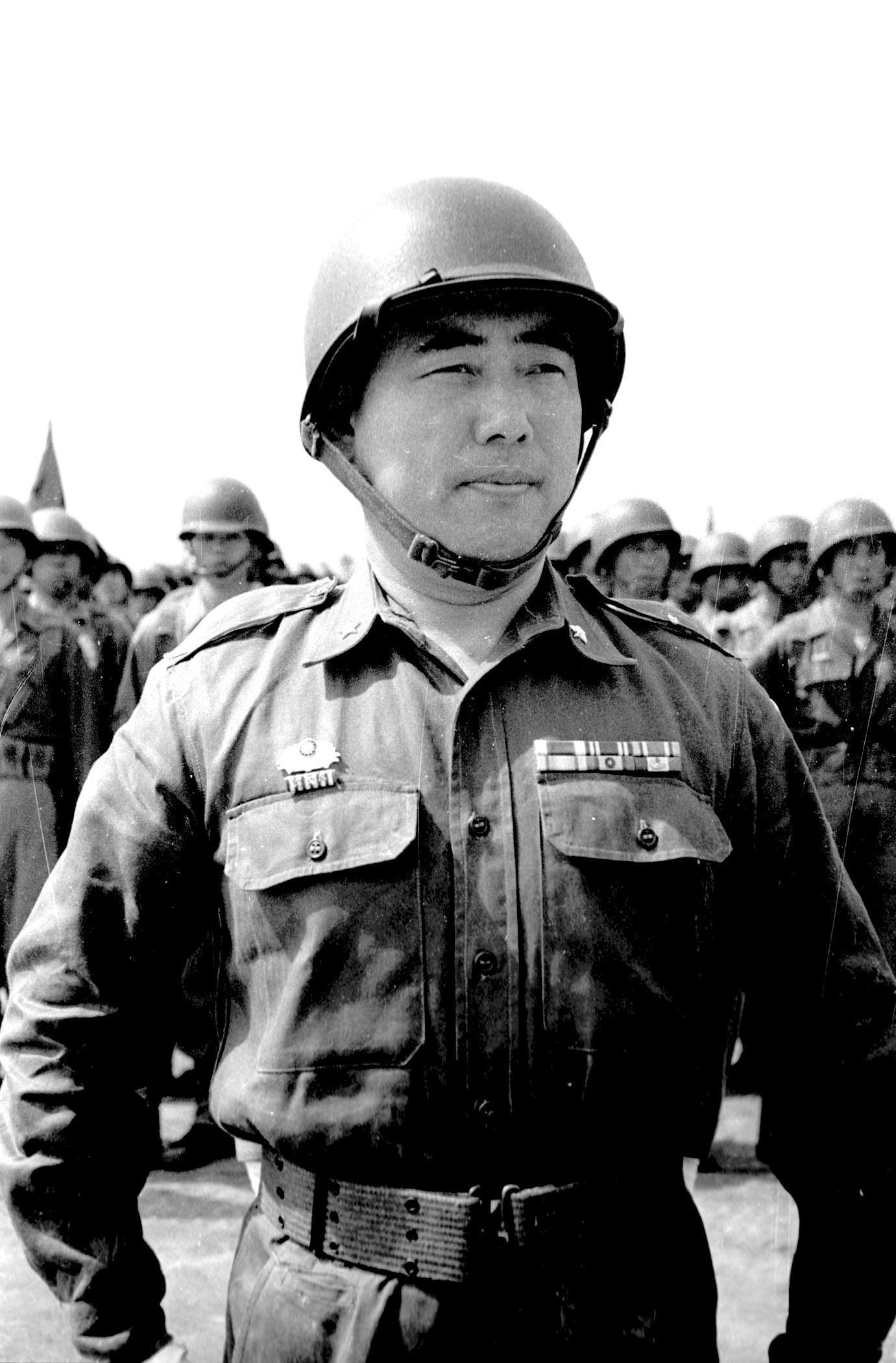 1959年7月14日,時任參謀總長彭孟緝代表總統以陸軍第一號榮譽旗頒發給戍守金門的4172部隊,圖為當時的4172部隊長郝柏村少將。(中央社)