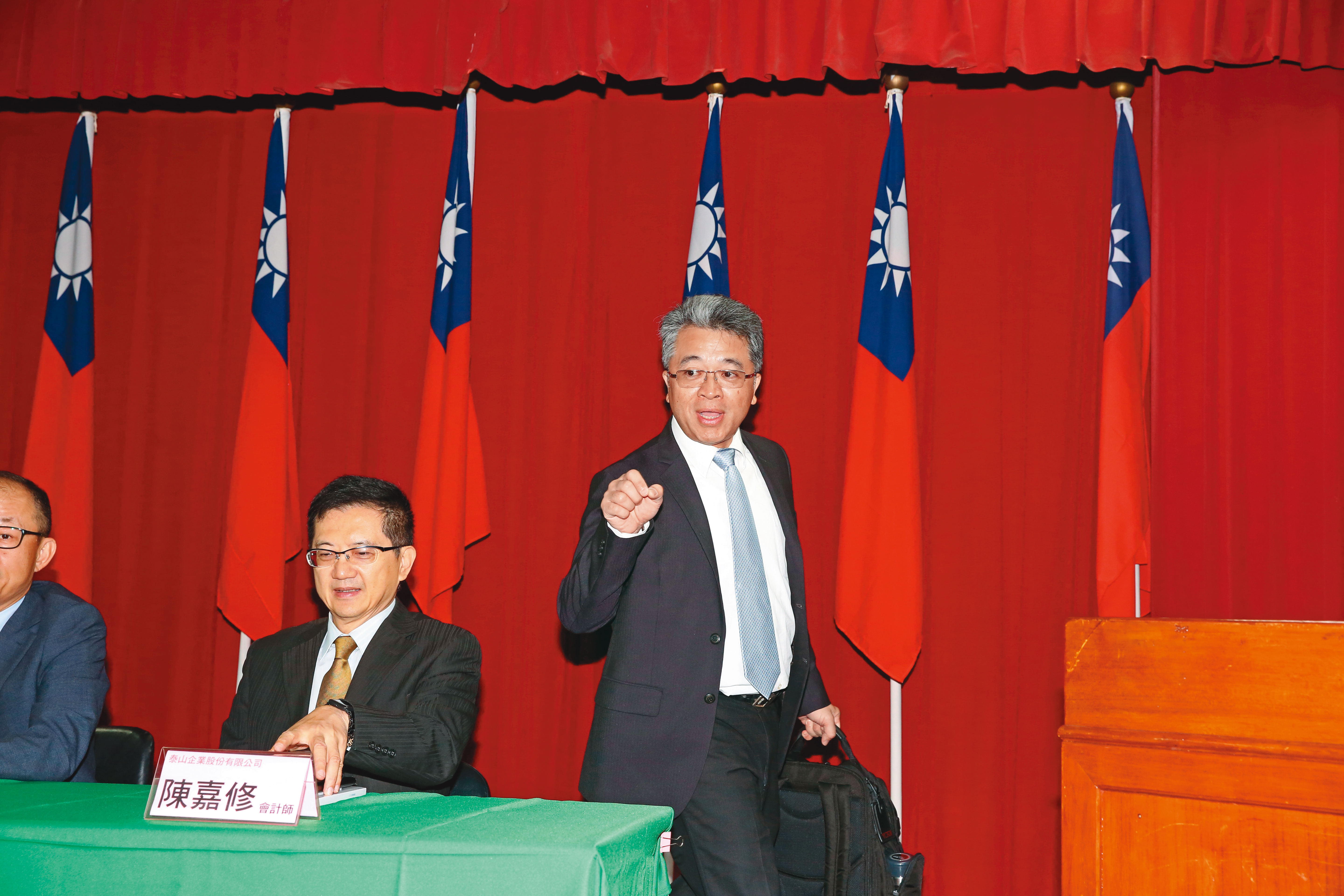 龍邦提案解任泰山董事長的董事身分,讓詹逸宏陷入董座不保的危機。