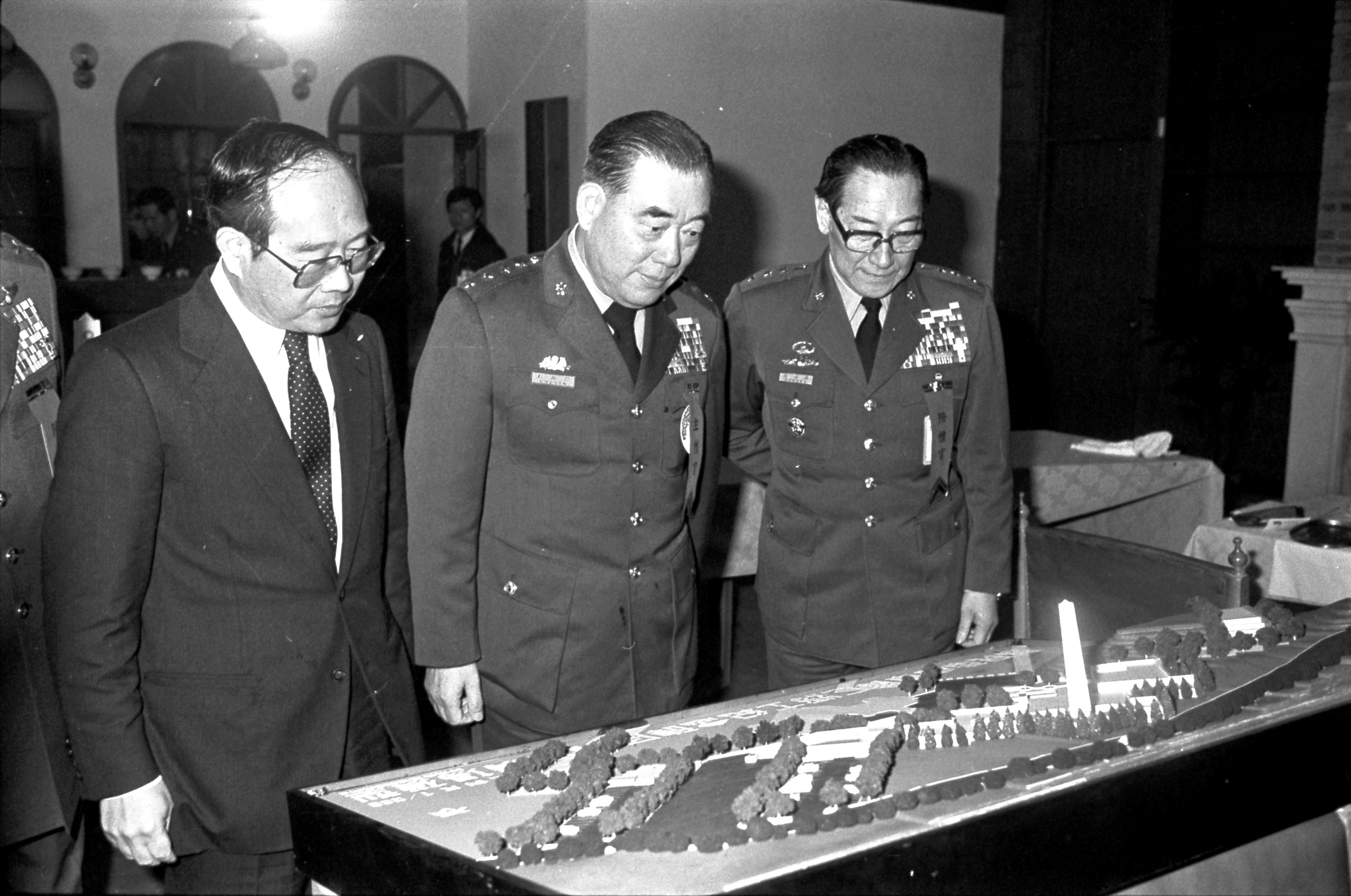 1982年3月29日，聯勤總司令蔣緯國（右）向參謀總長郝柏村（中）說明國軍公墓規劃情形。（中央社）
