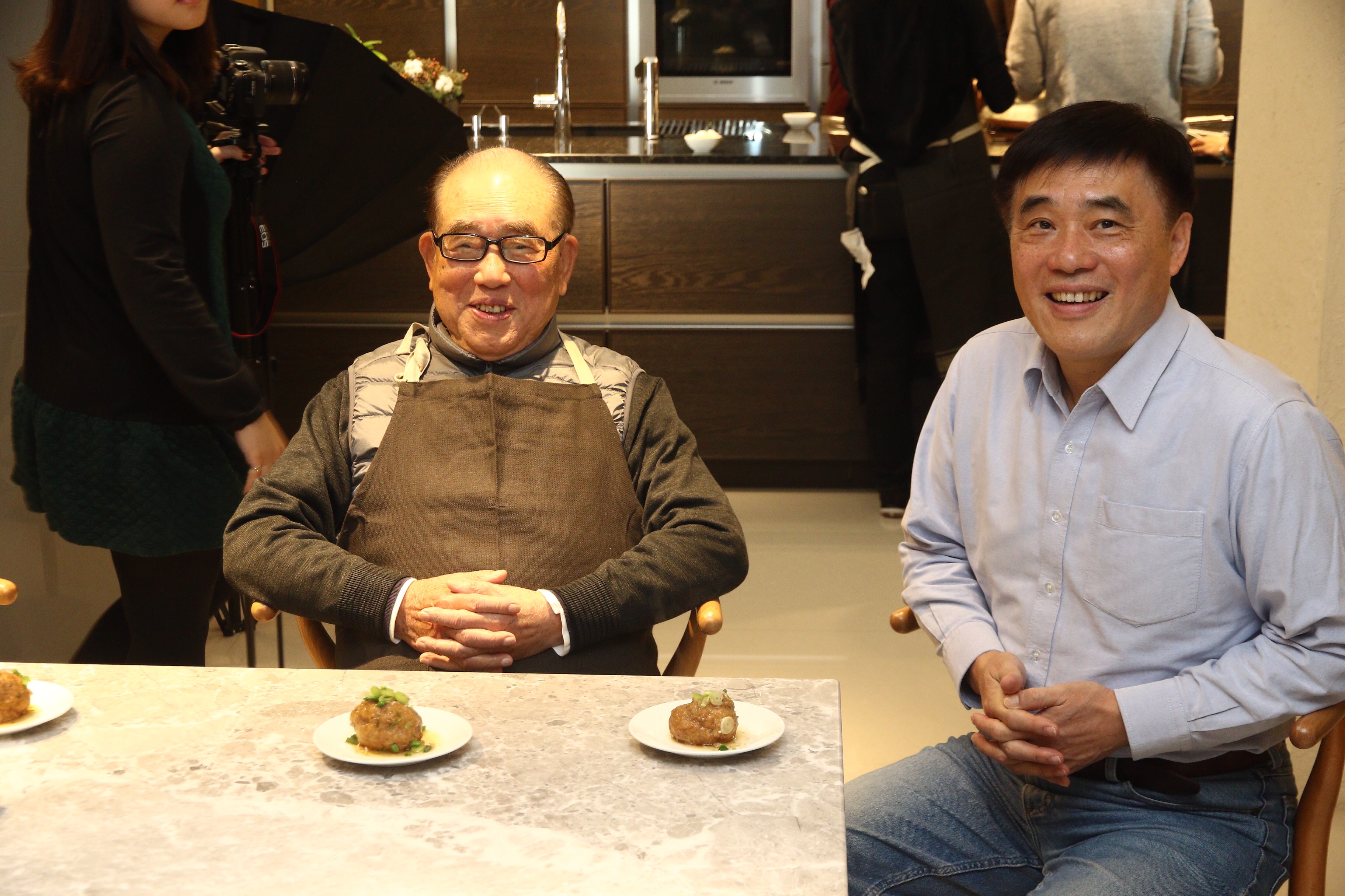 國民黨主席補選投票前，候選人、前國民黨副主席郝龍斌（右）曾在臉書發文，強打父親、前行政院長郝柏村（左）牌，大力催票。圖為郝柏村與郝龍斌。