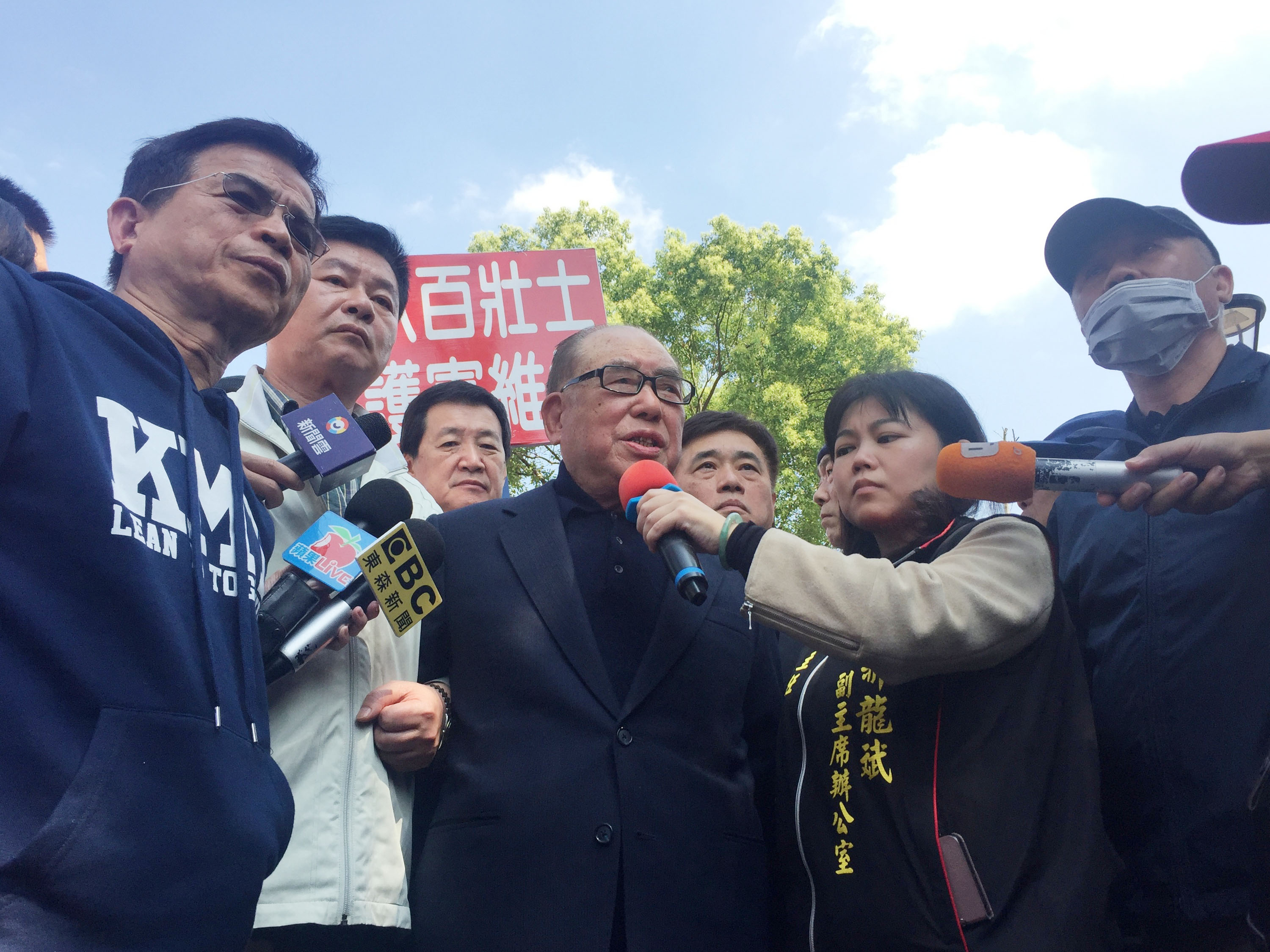 2018年2月27日，反軍人年改團體衝撞立法院，郝柏村到場向民眾喊話，表示八百壯士不是為了個人退休金抗爭，而是為了捍衛中華民國。（中央社）