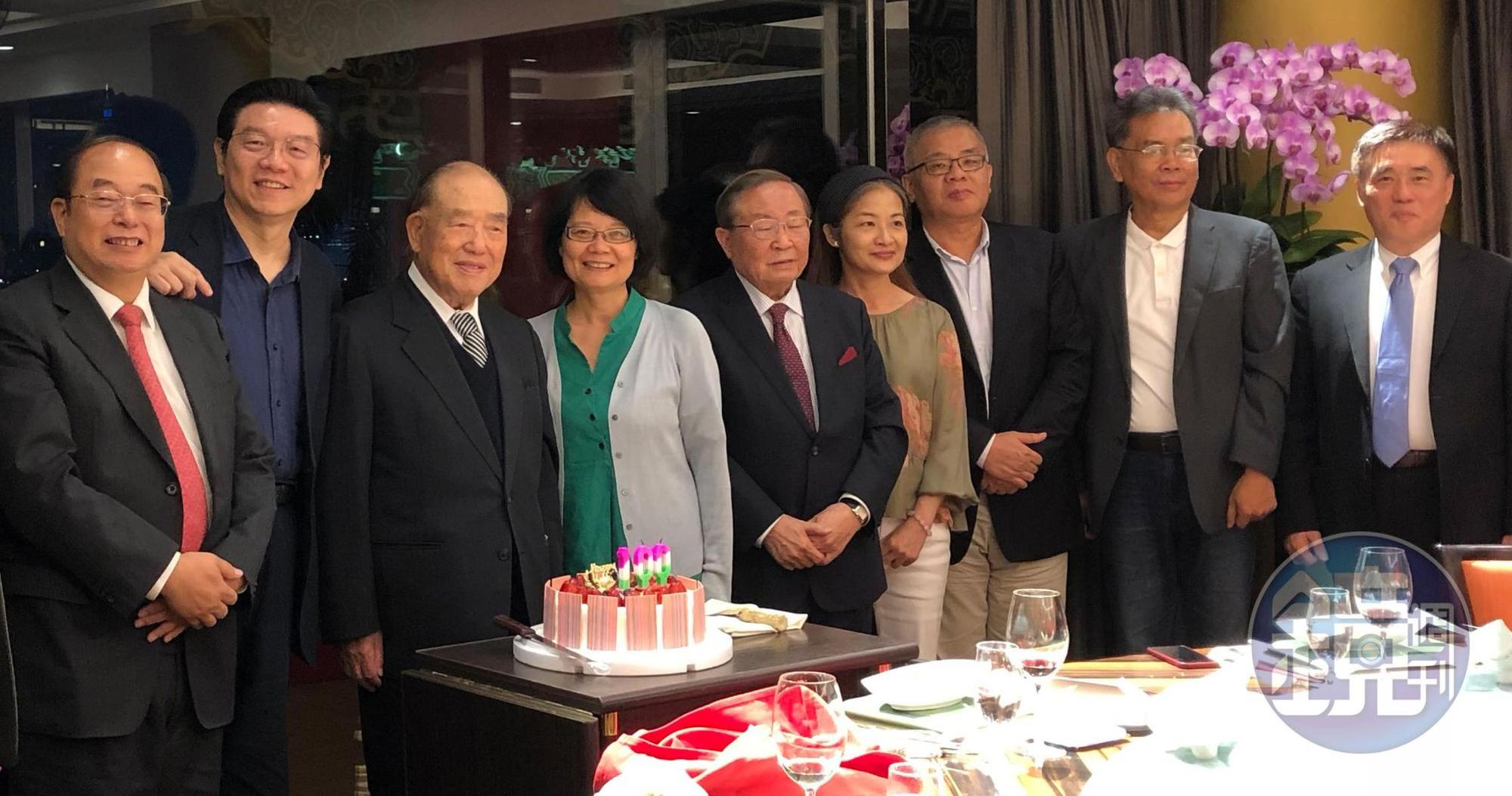 郝柏村(左3)邀當年的行政院記者出席100歲生日宴。