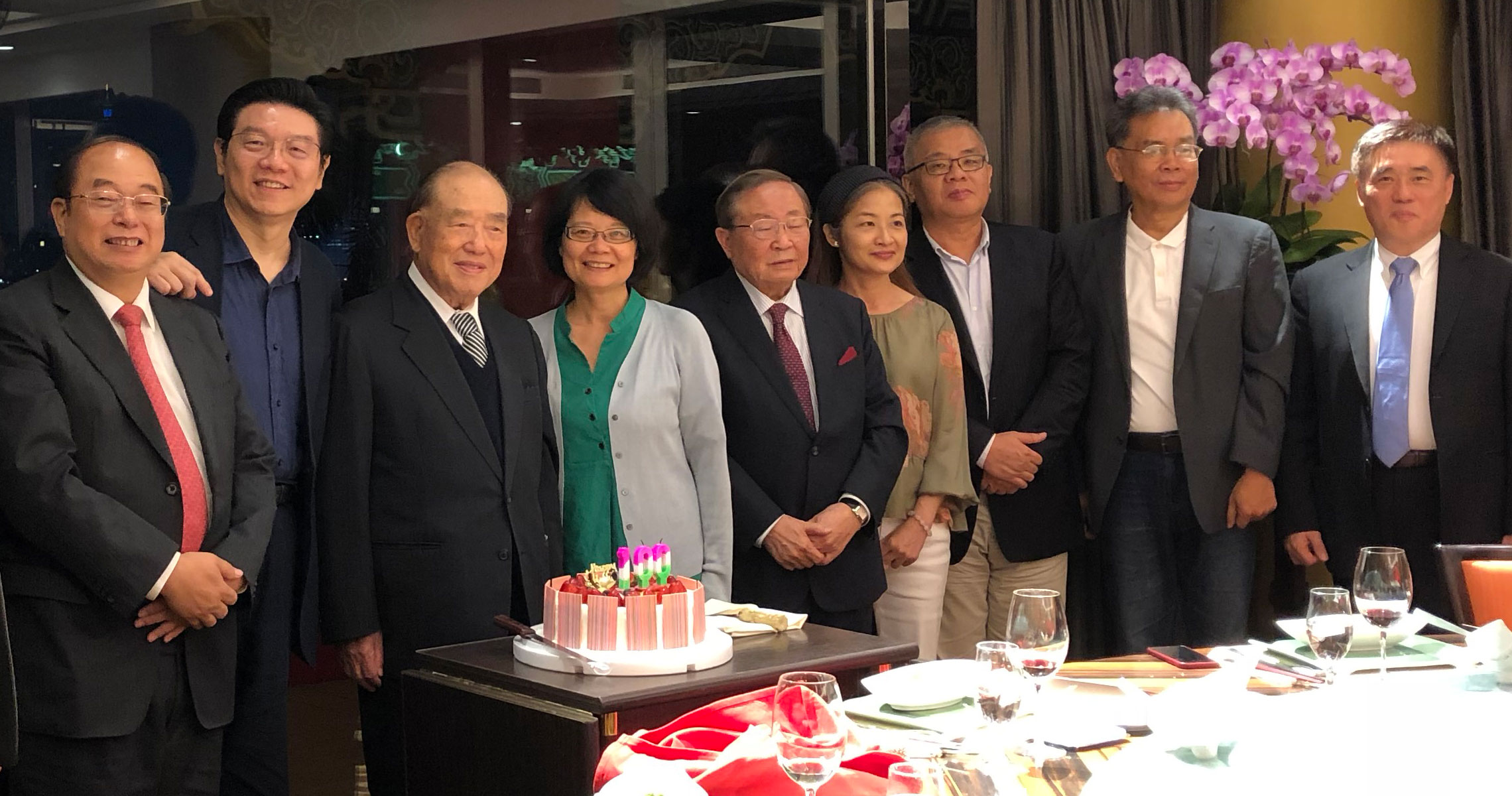 郝柏村（左3）邀當年的行政院記者出席100歲生日宴。