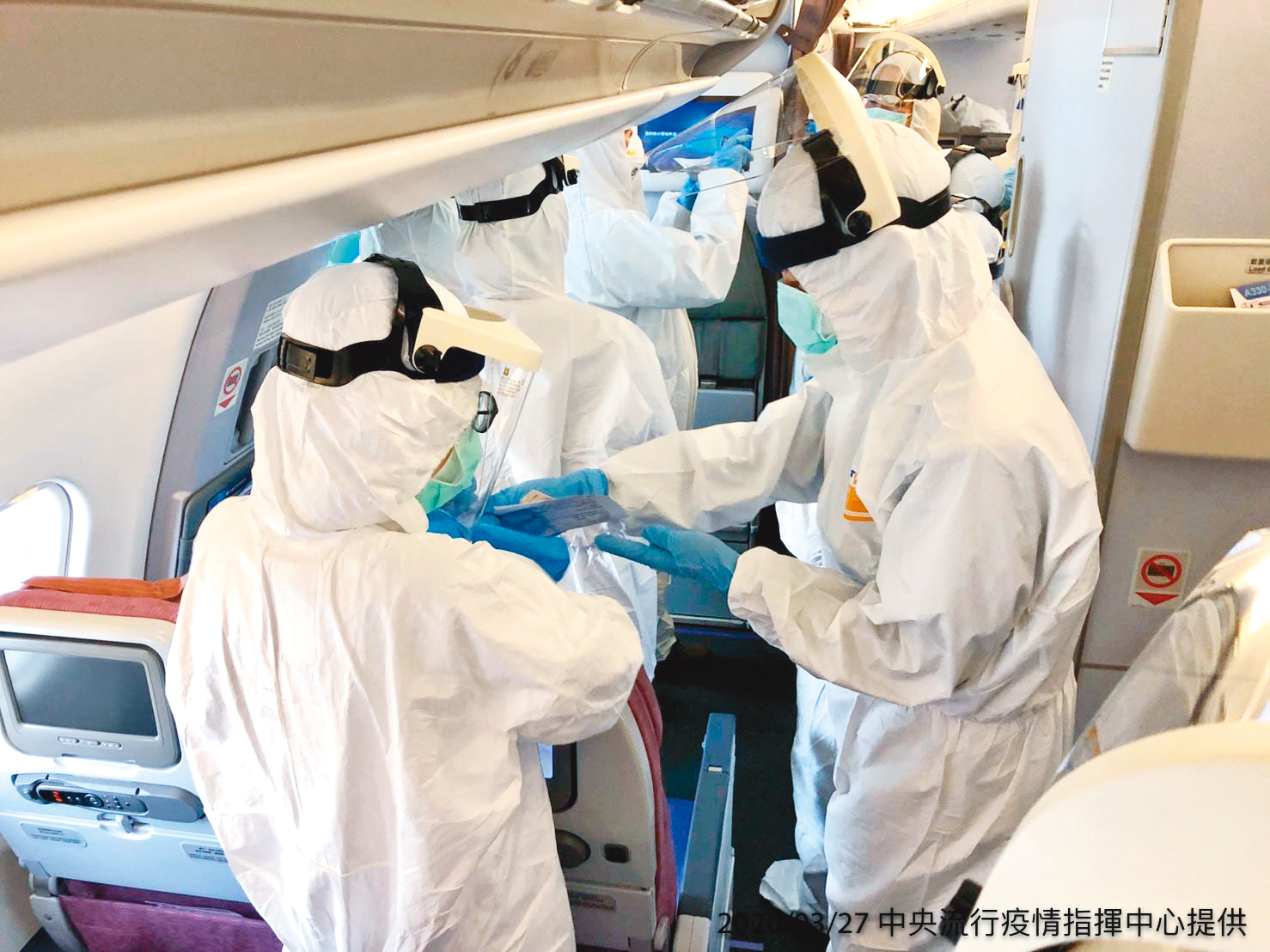 疫調人員由疾管署建置的防疫醫師與各縣市衛生局組成,視個案複雜狀況調整疫調方式。圖為防疫醫師正執行武漢包機任務。(中央流行疫情指揮中心提供)