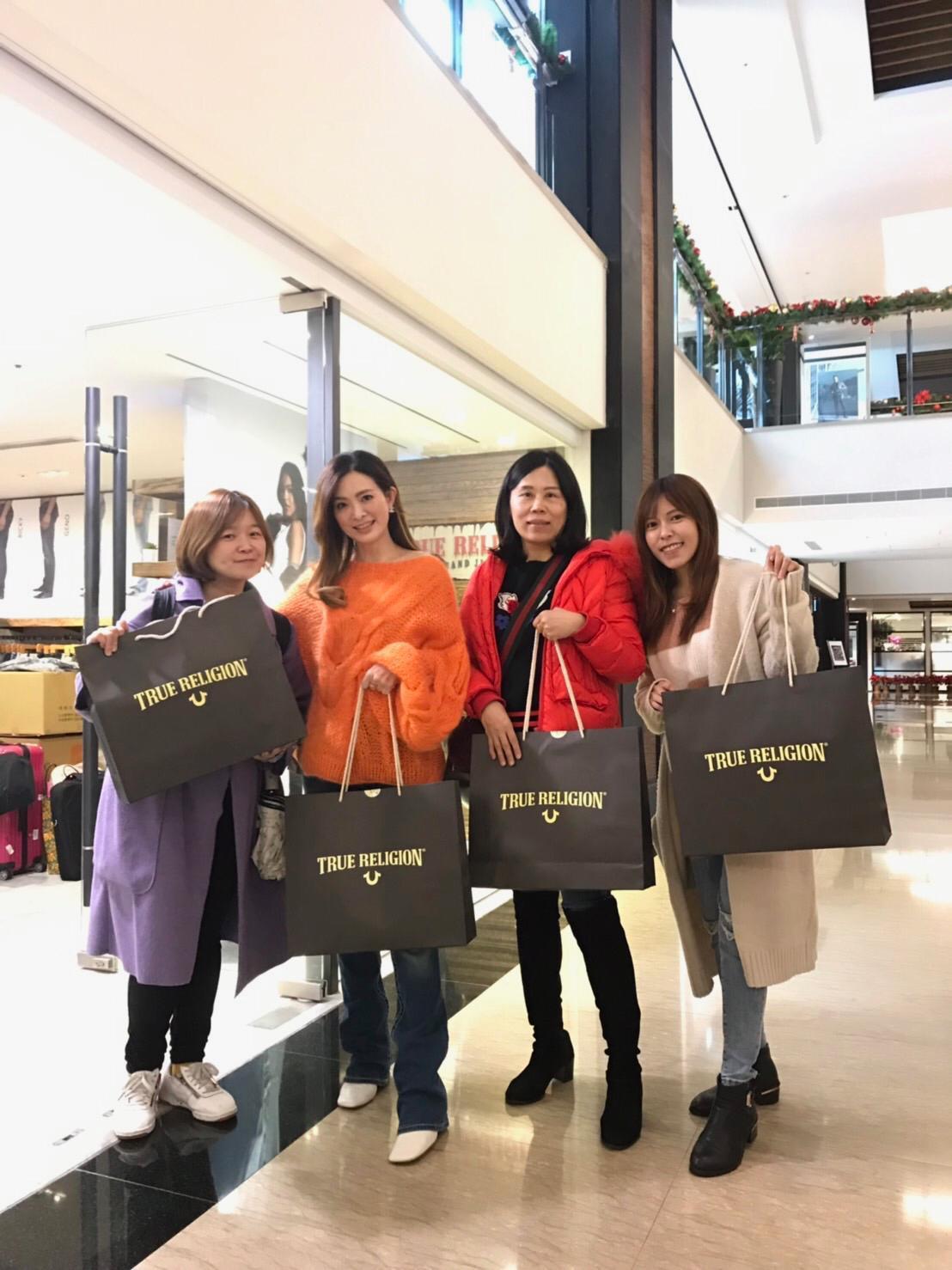 劉真去年帶著經紀人和同事一起去採買耶誕禮物,將廠商給她的商品額度,大方送給工作室同事們。(吉帝斯整合行銷)