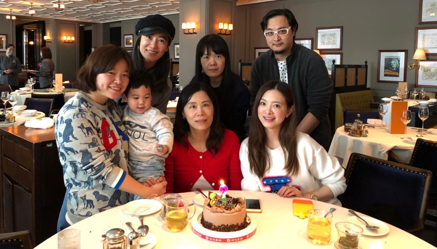 劉真每年都一定會邀三五好友替經紀人任月琴(下中)慶生。（吉帝斯整合行銷）