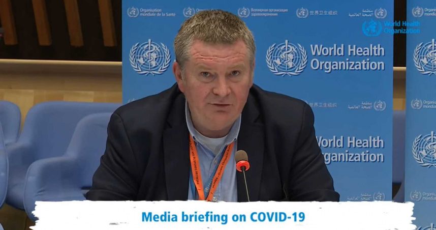 世界衛生組織WHO突發衛生事件規劃執行主任邁克·瑞安（Mike Ryan）認為沒有證據證明戴口罩有好處。（翻攝自WHO直播）