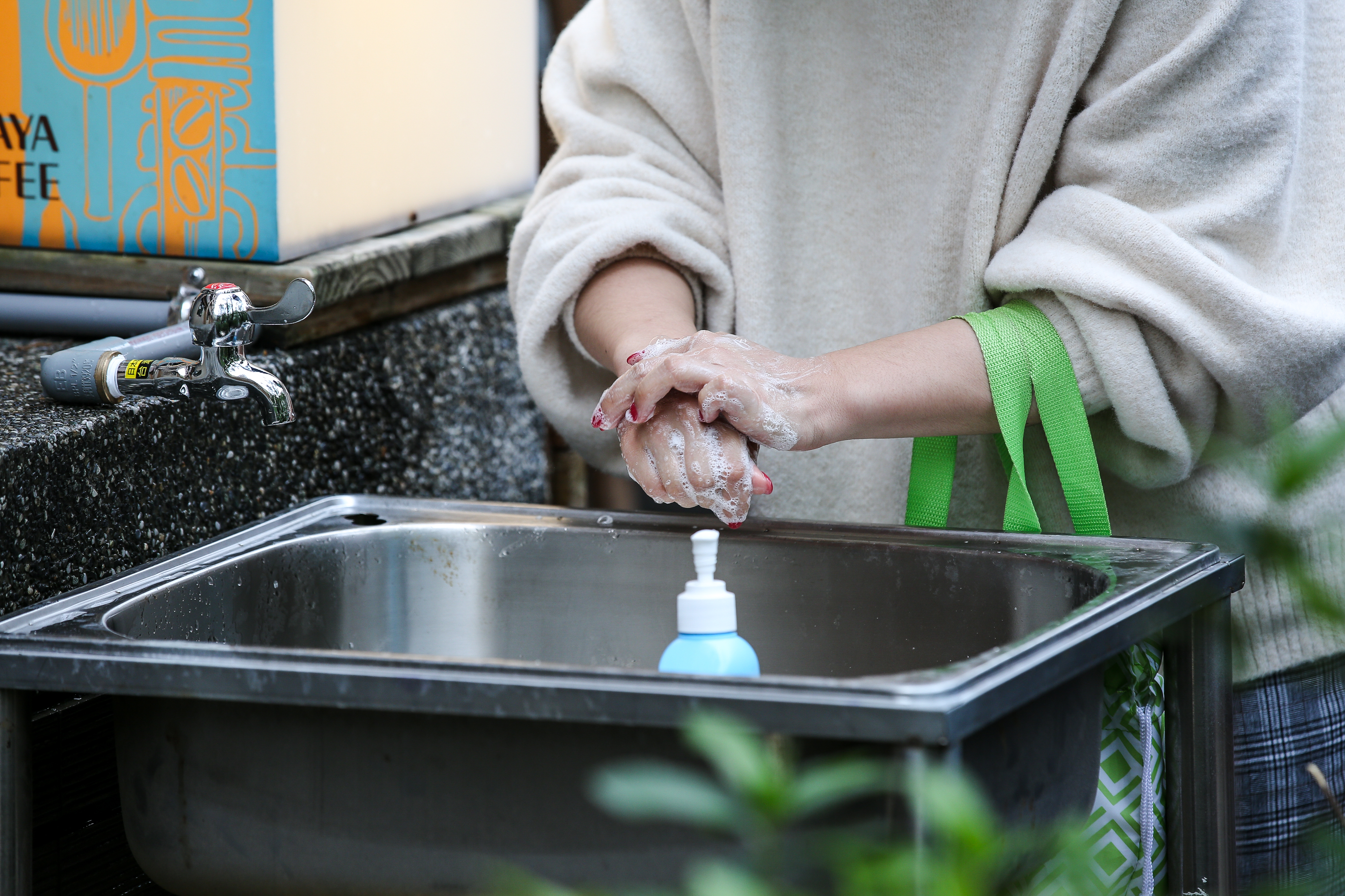 防範武漢肺炎疫情擴散,民眾應少出門、勤洗手。