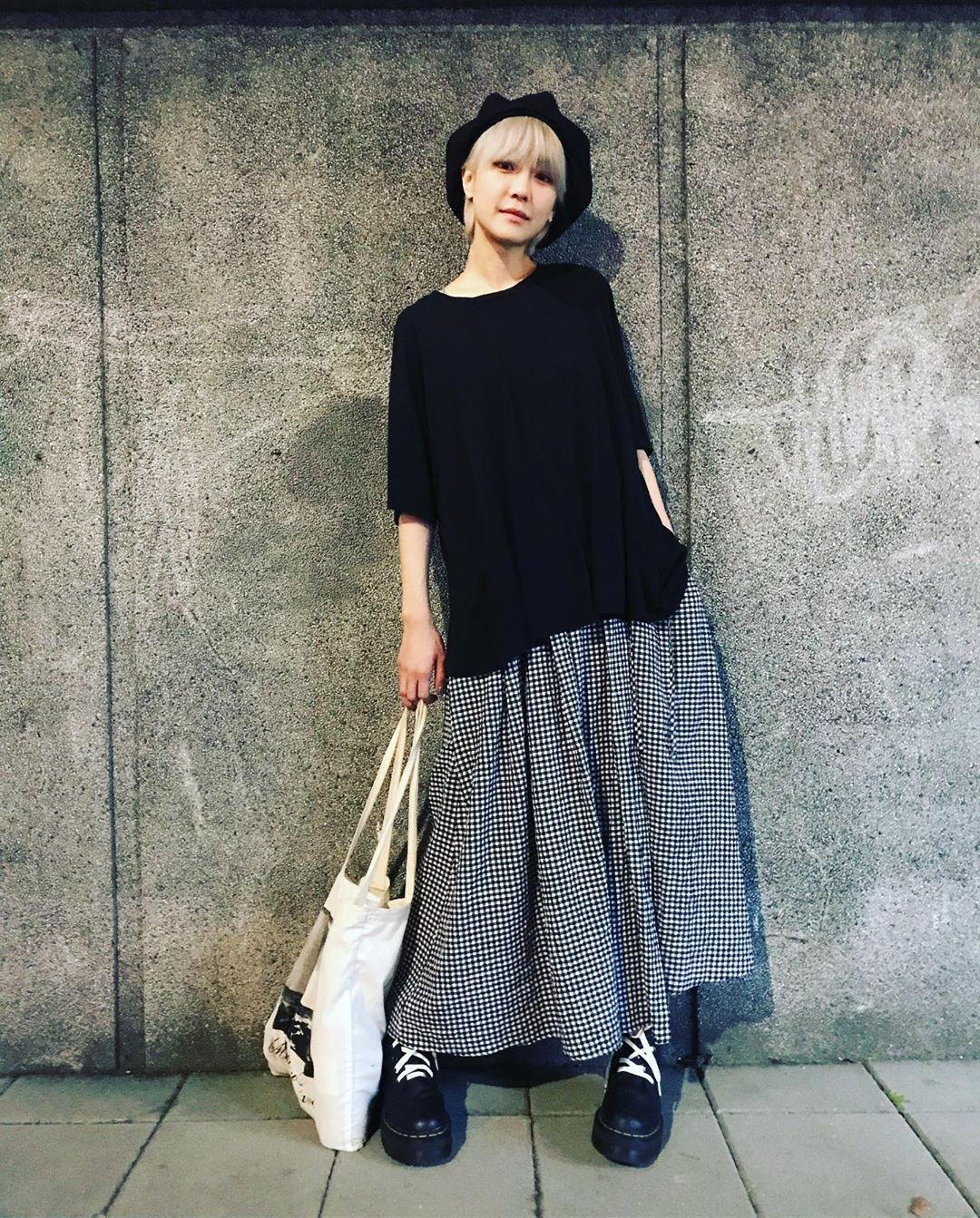 染了金髮之後，謝欣穎的搭配還是超級有型。（翻攝自謝欣穎IG）