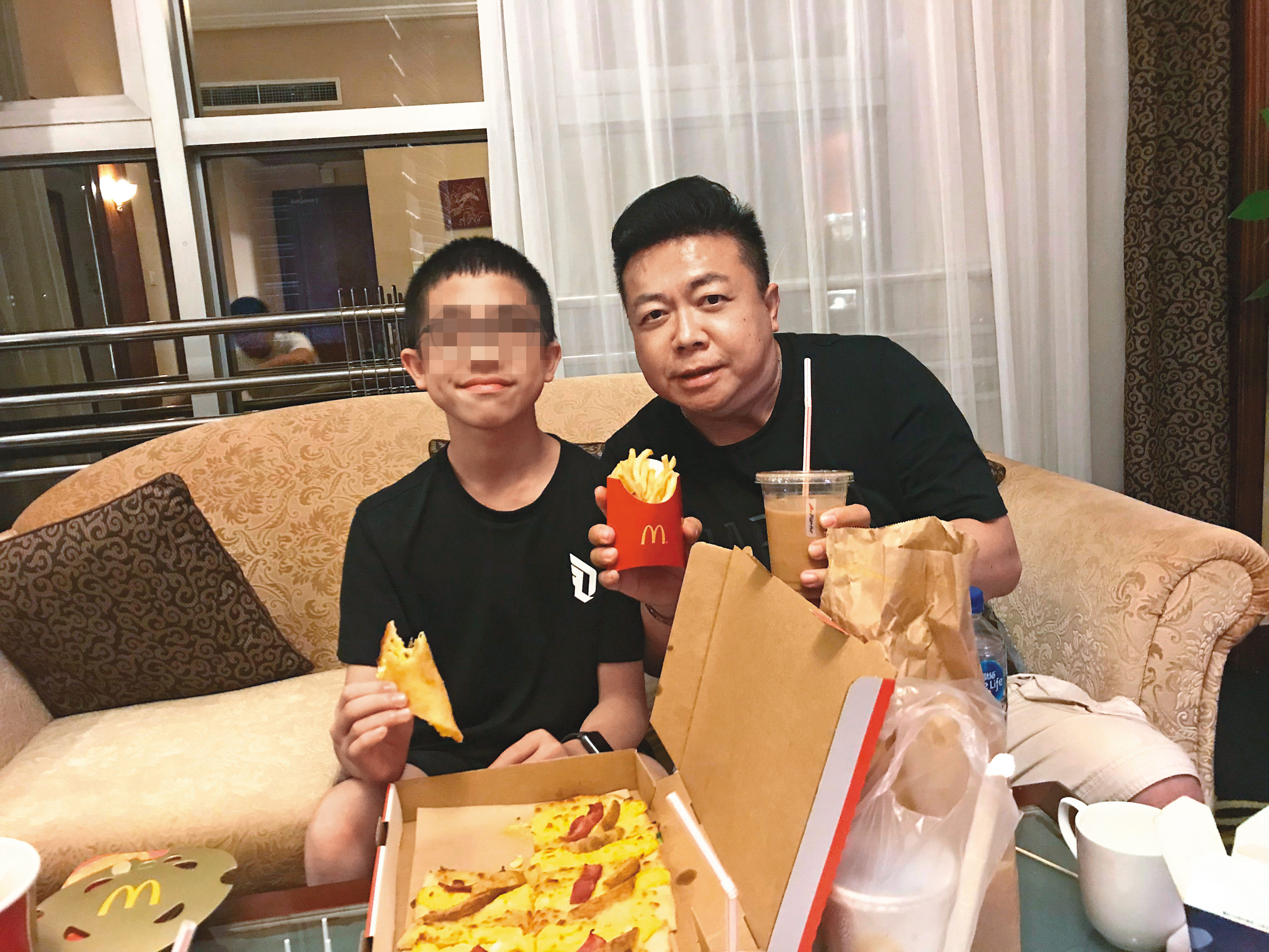 董至成直到去年，還在說自己與兒子感情不錯，家庭幸福，不過今年一切逆轉。（翻攝自董至成微博）