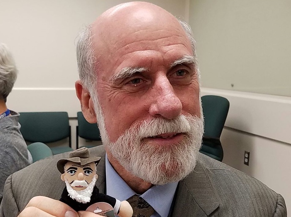 有「網際網路之父」之譽、現任Google副總裁的瑟夫(Vint Cerf)確診武漢肺炎。(翻攝自Vint Cerf臉書)